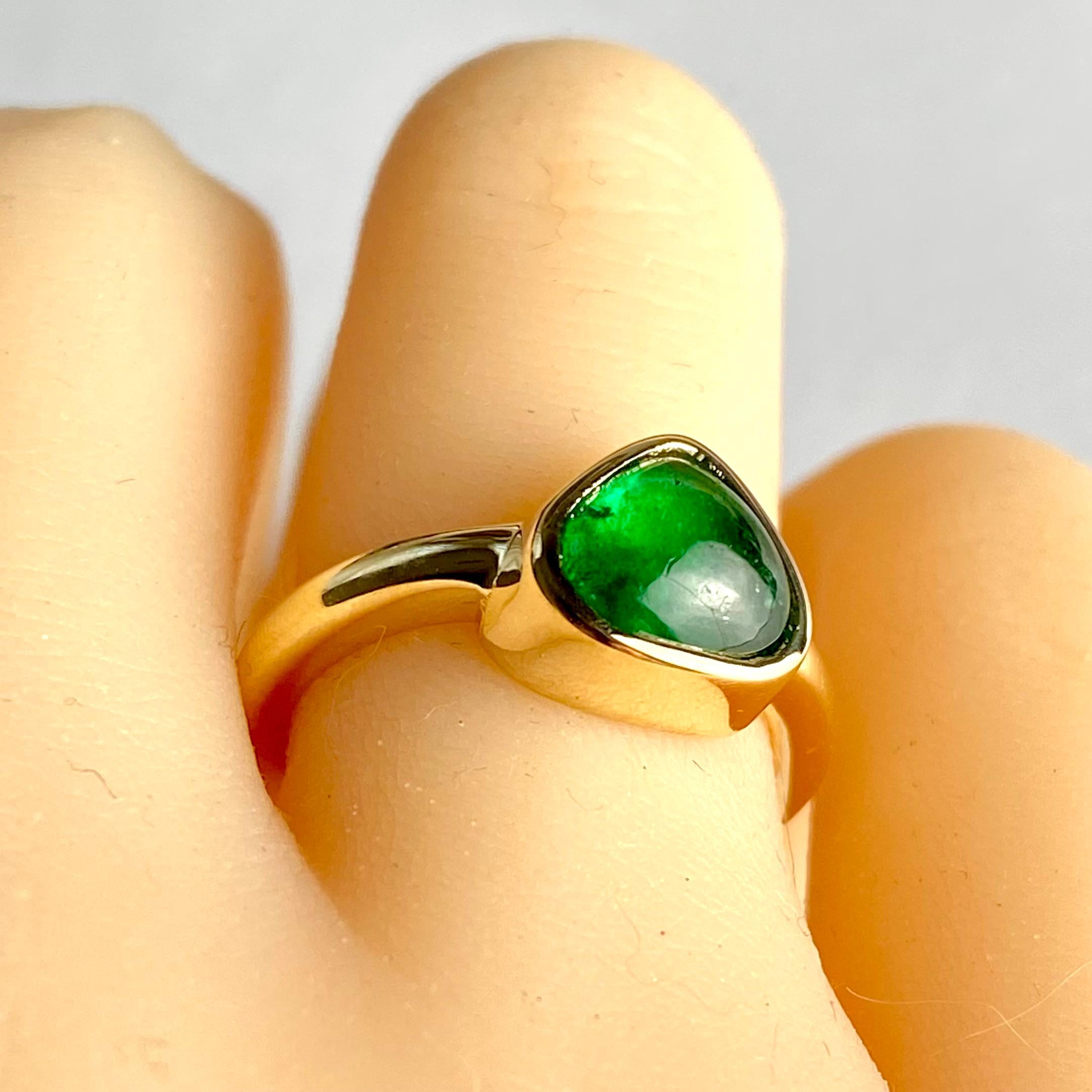 Women's Exquisite 14K Gold Bezel Dome Ring Trillion Cabochon Colombian Emerald For Sale