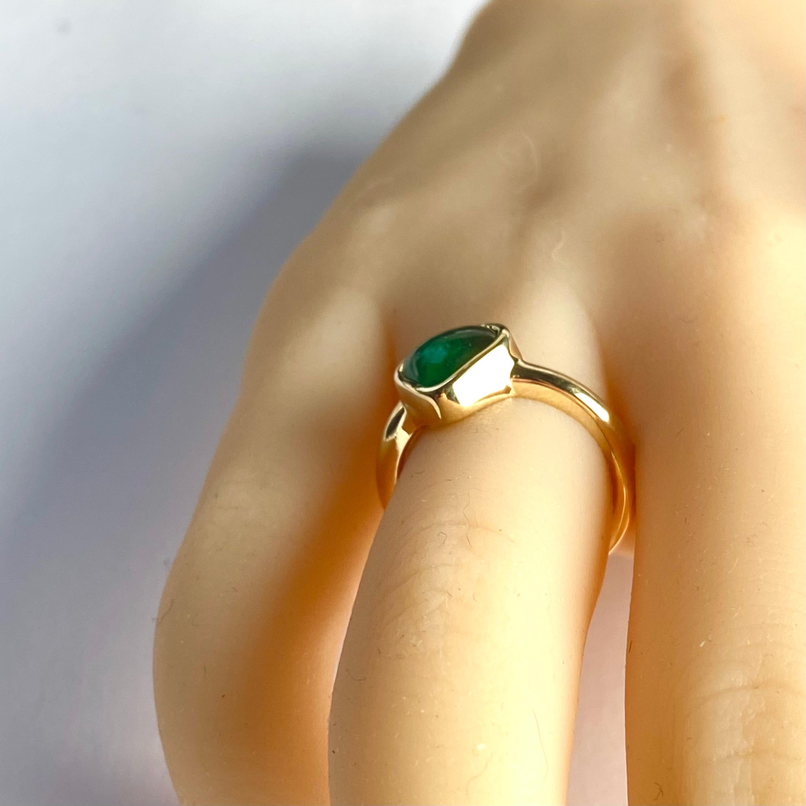 Exquisite 14K Gold Bezel Dome Ring Trillion Cabochon Colombian Emerald For Sale 1