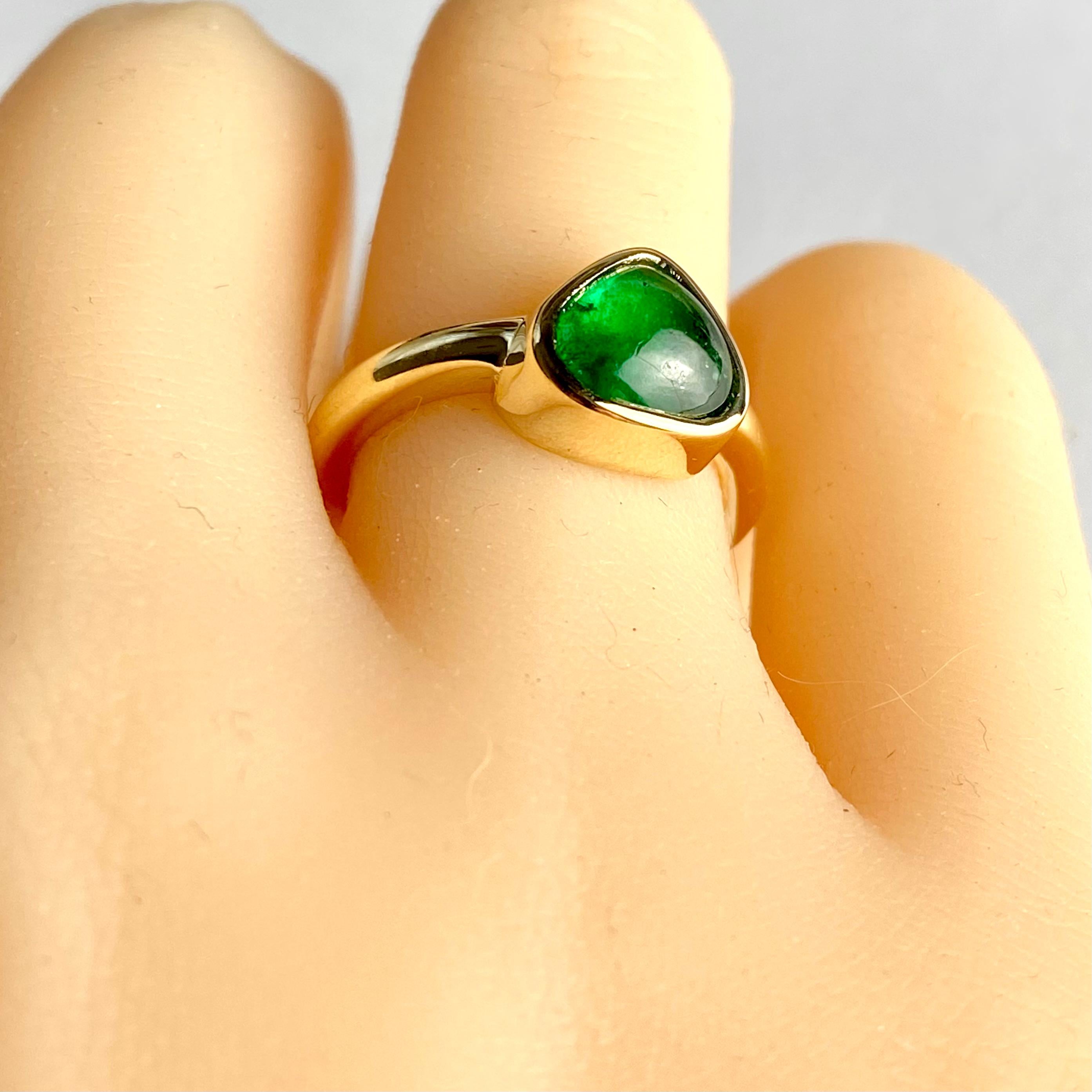 Exquisite 14K Gold Bezel Dome Ring Trillion Cabochon Colombian Emerald For Sale 3