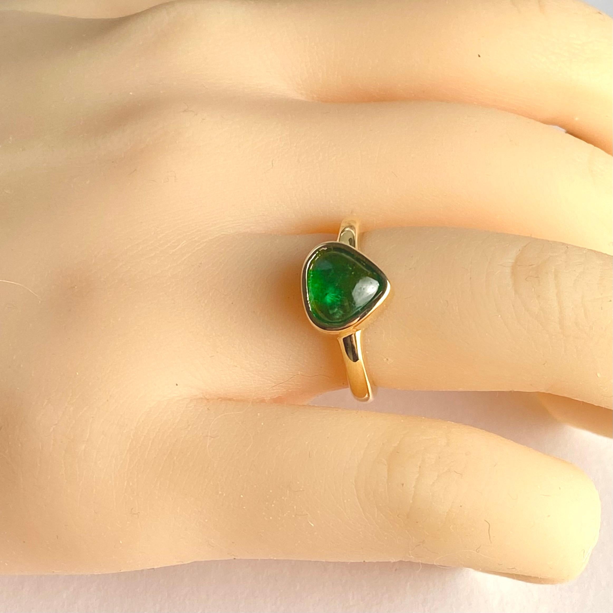 Exquisite 14K Gold Bezel Dome Ring Trillion Cabochon Colombian Emerald For Sale 4