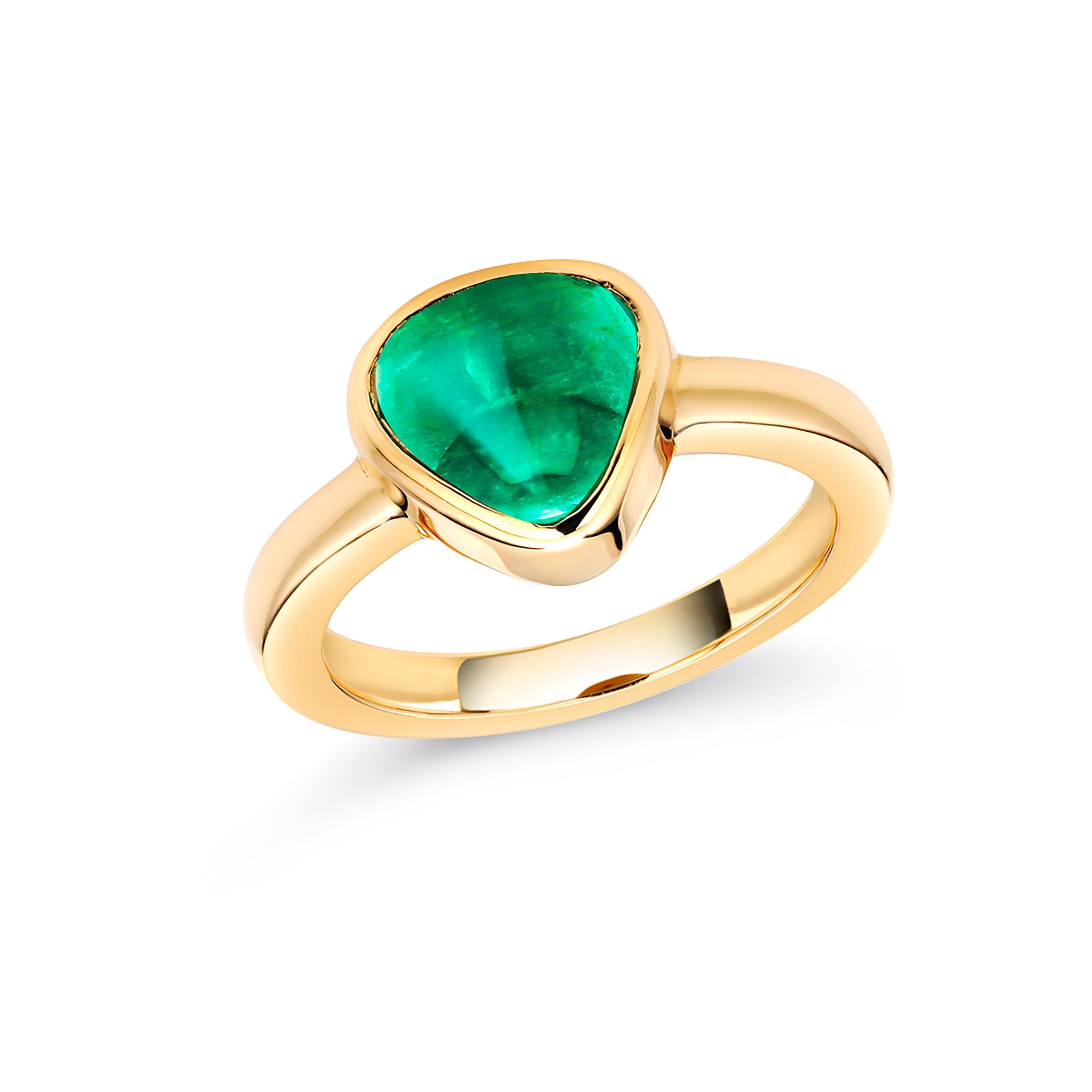 Exquisite 14K Gold Bezel Dome Ring Trillion Cabochon Colombian Emerald For Sale 5