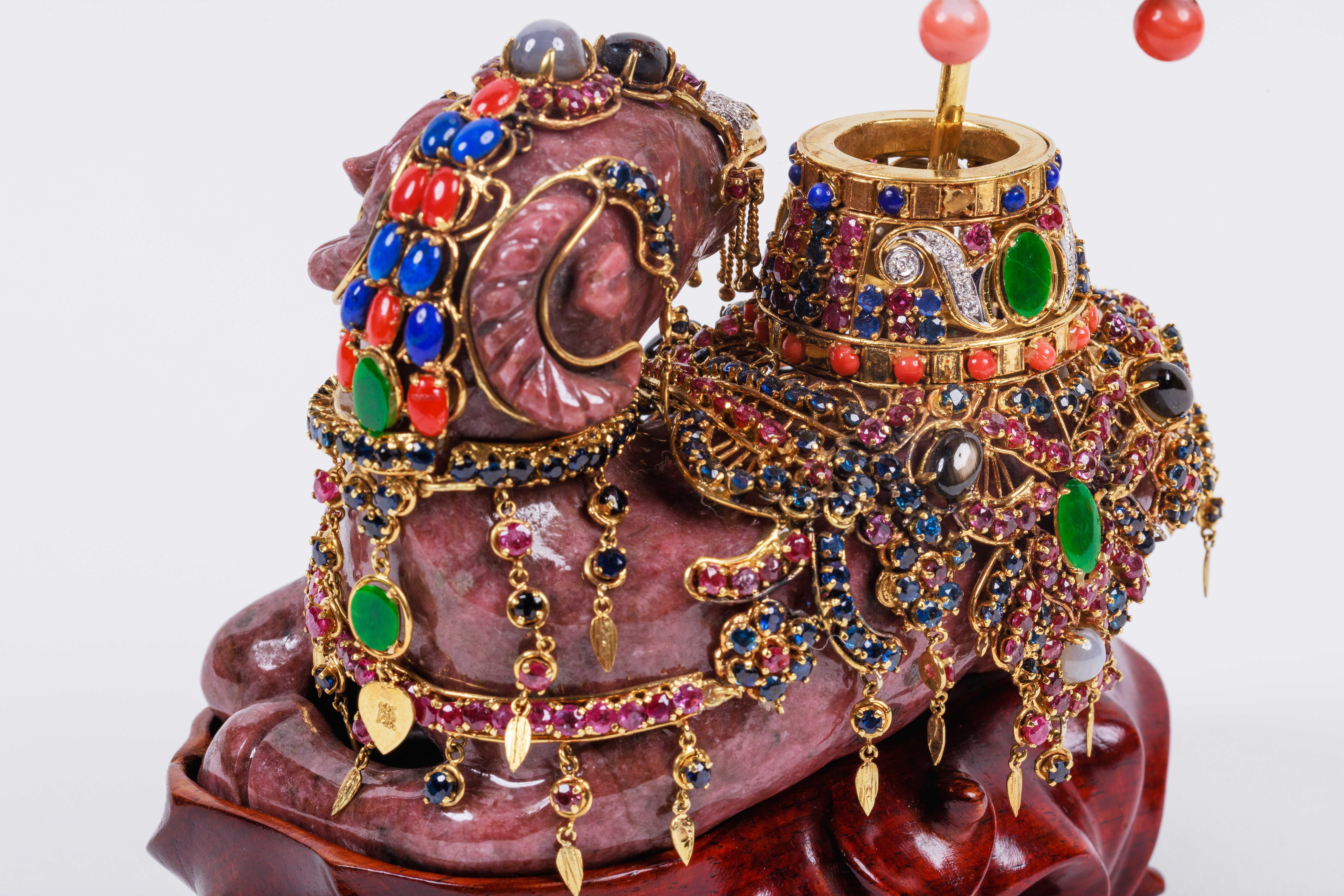 Exquis camel de 14 carats, diamants, émeraudes, rubis et pierres semi-précieuses en vente 5