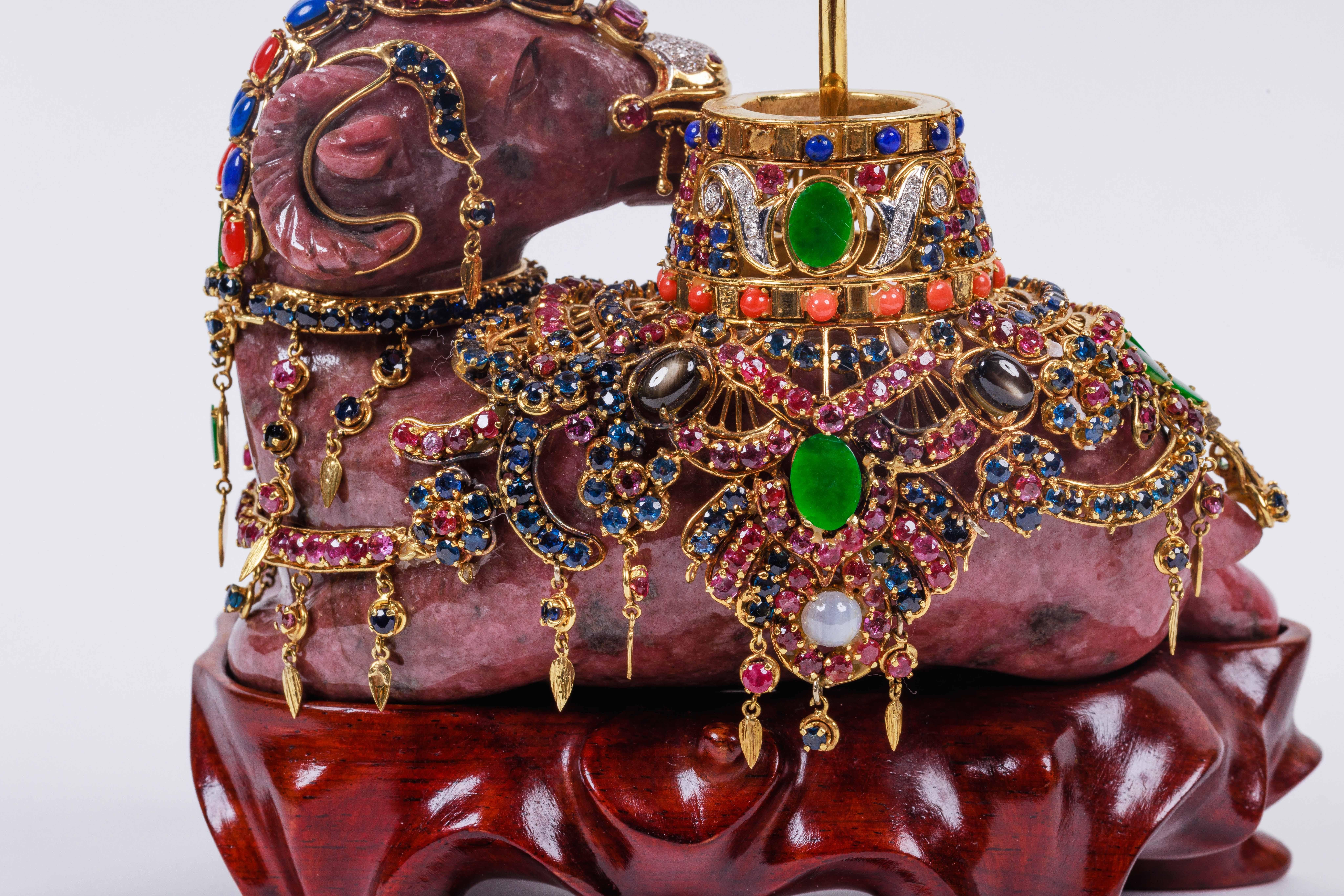 Exquis camel de 14 carats, diamants, émeraudes, rubis et pierres semi-précieuses en vente 6