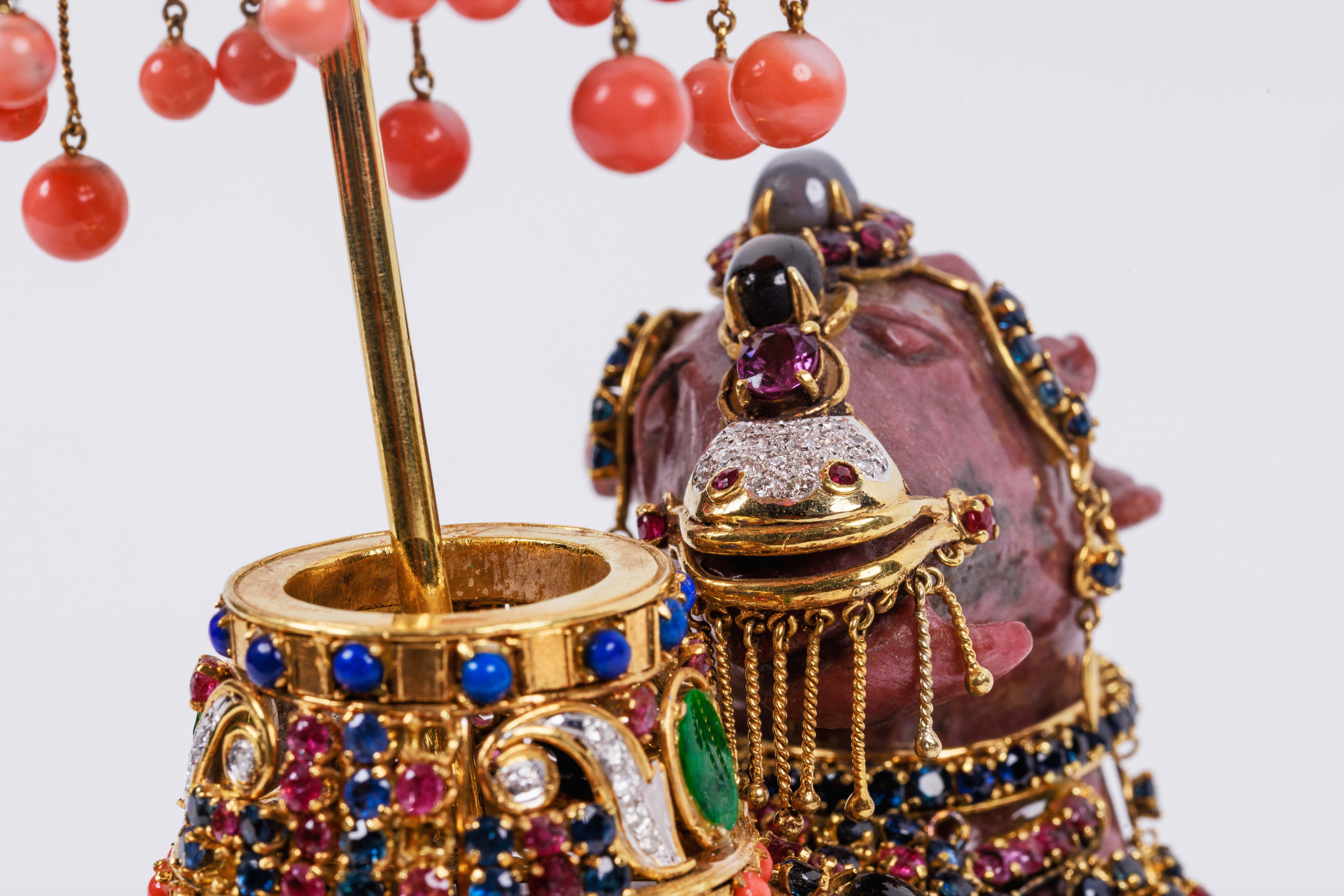 Exquis camel de 14 carats, diamants, émeraudes, rubis et pierres semi-précieuses en vente 7