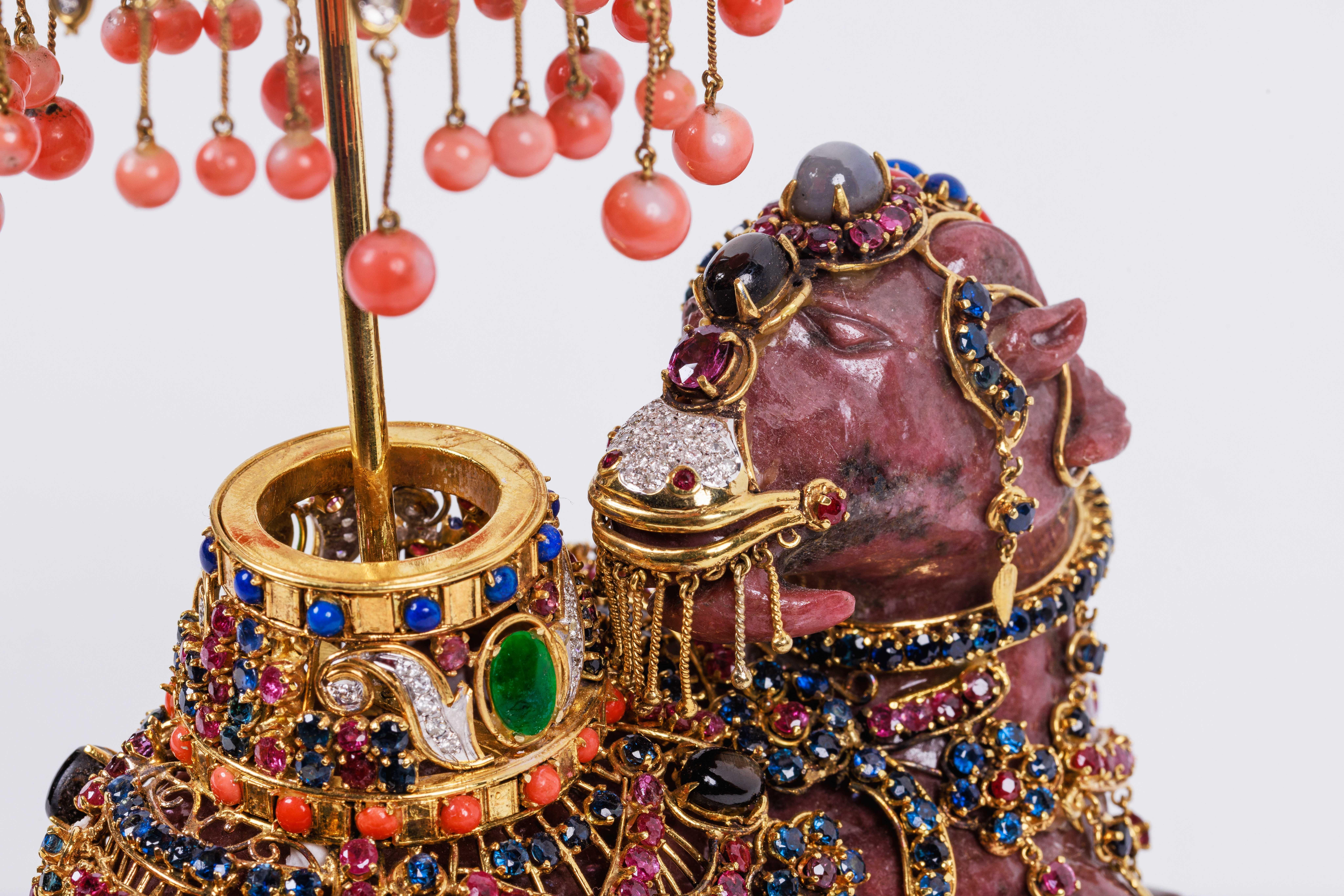 Exquis camel de 14 carats, diamants, émeraudes, rubis et pierres semi-précieuses en vente 8
