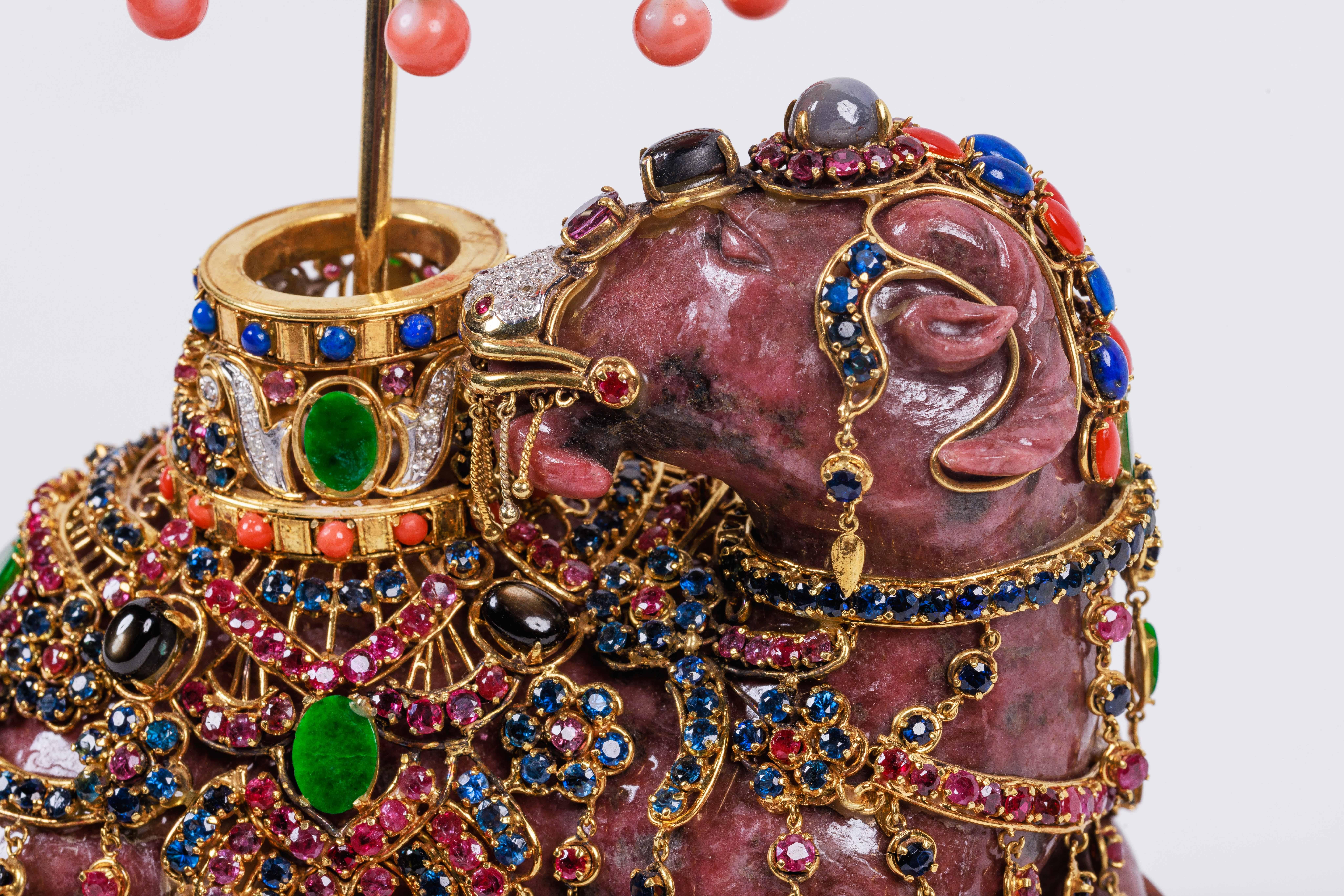 Exquis camel de 14 carats, diamants, émeraudes, rubis et pierres semi-précieuses en vente 9