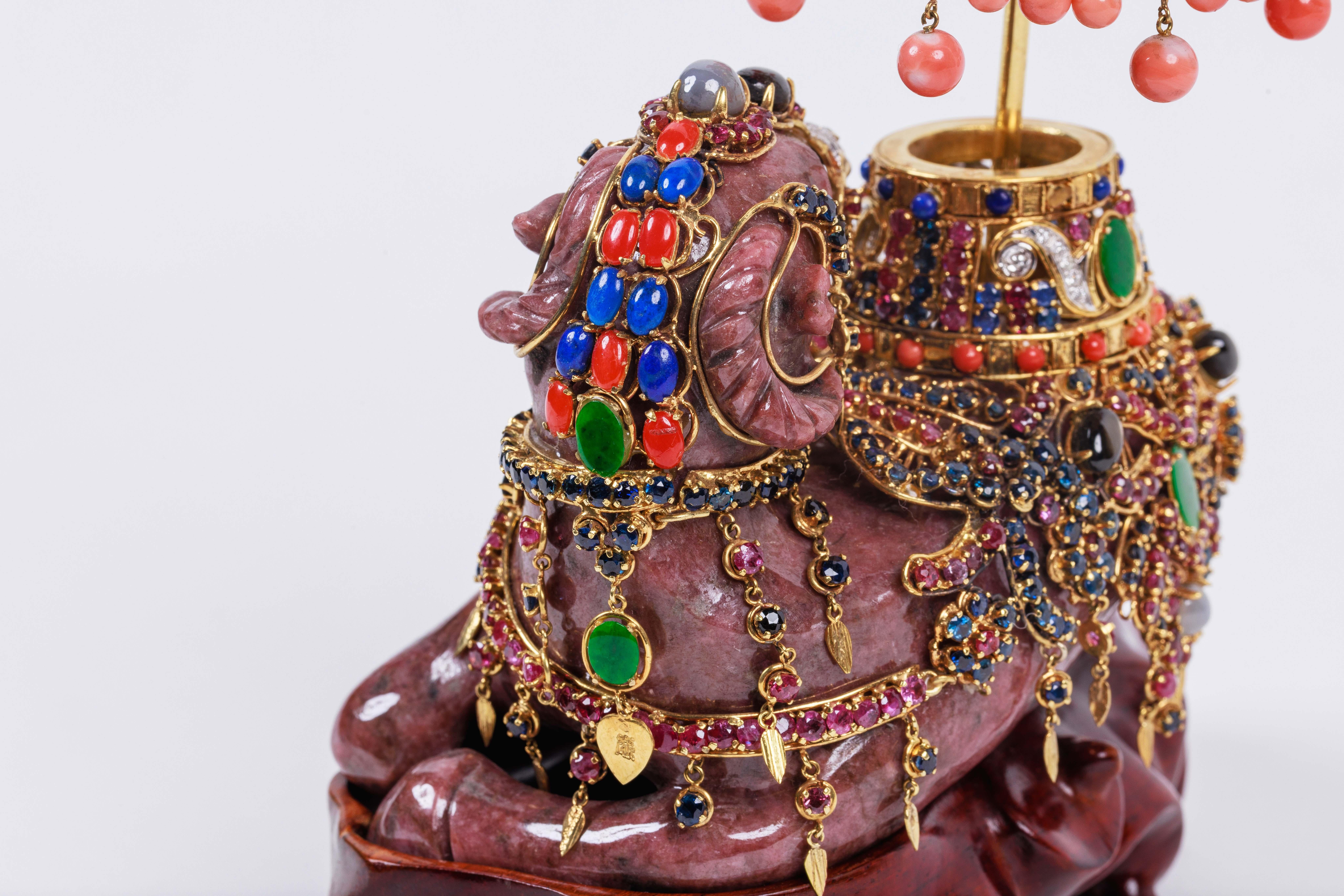 Exquis camel de 14 carats, diamants, émeraudes, rubis et pierres semi-précieuses en vente 10