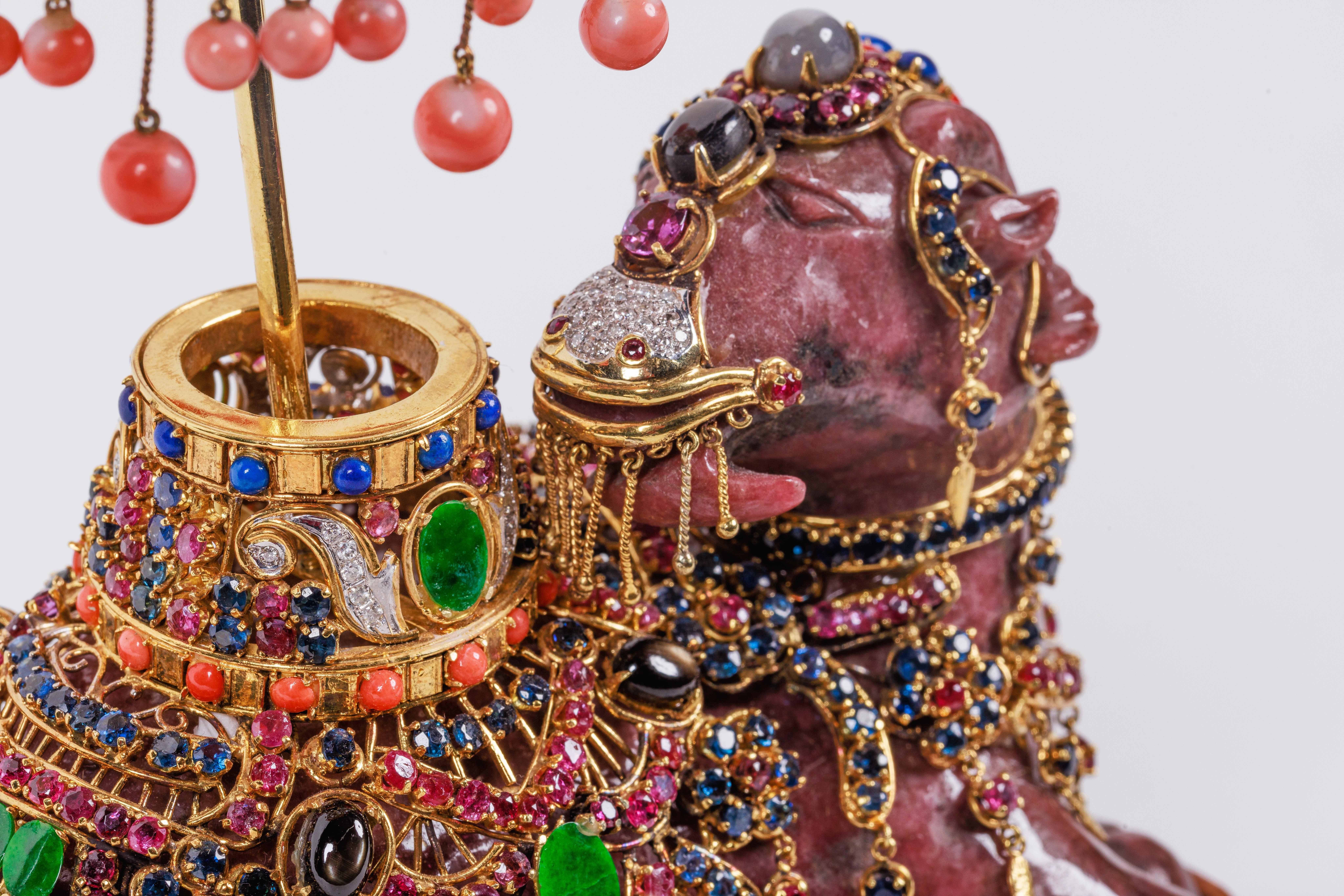 Exquis camel de 14 carats, diamants, émeraudes, rubis et pierres semi-précieuses Bon état - En vente à New York, NY