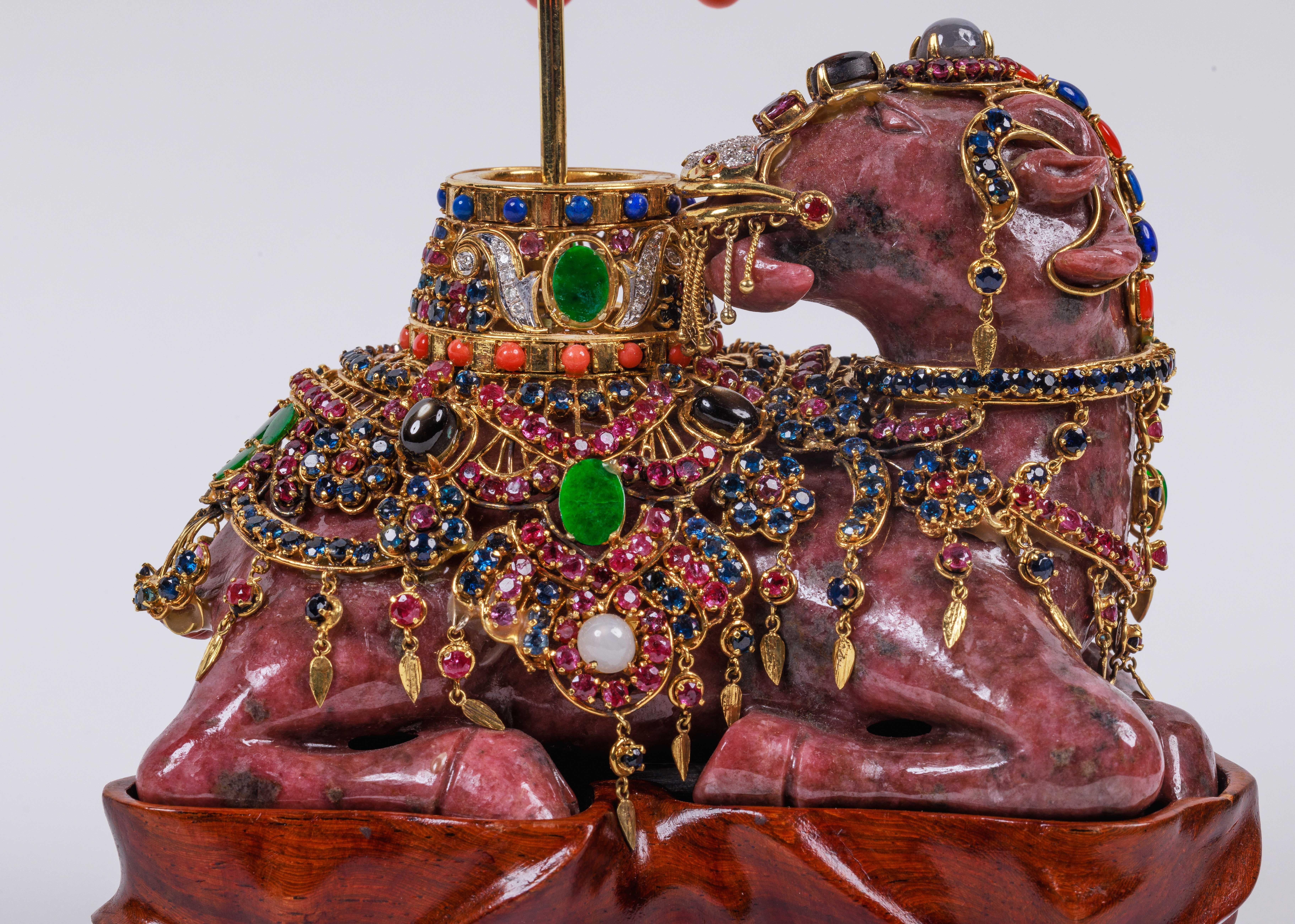 Exquis camel de 14 carats, diamants, émeraudes, rubis et pierres semi-précieuses en vente 1