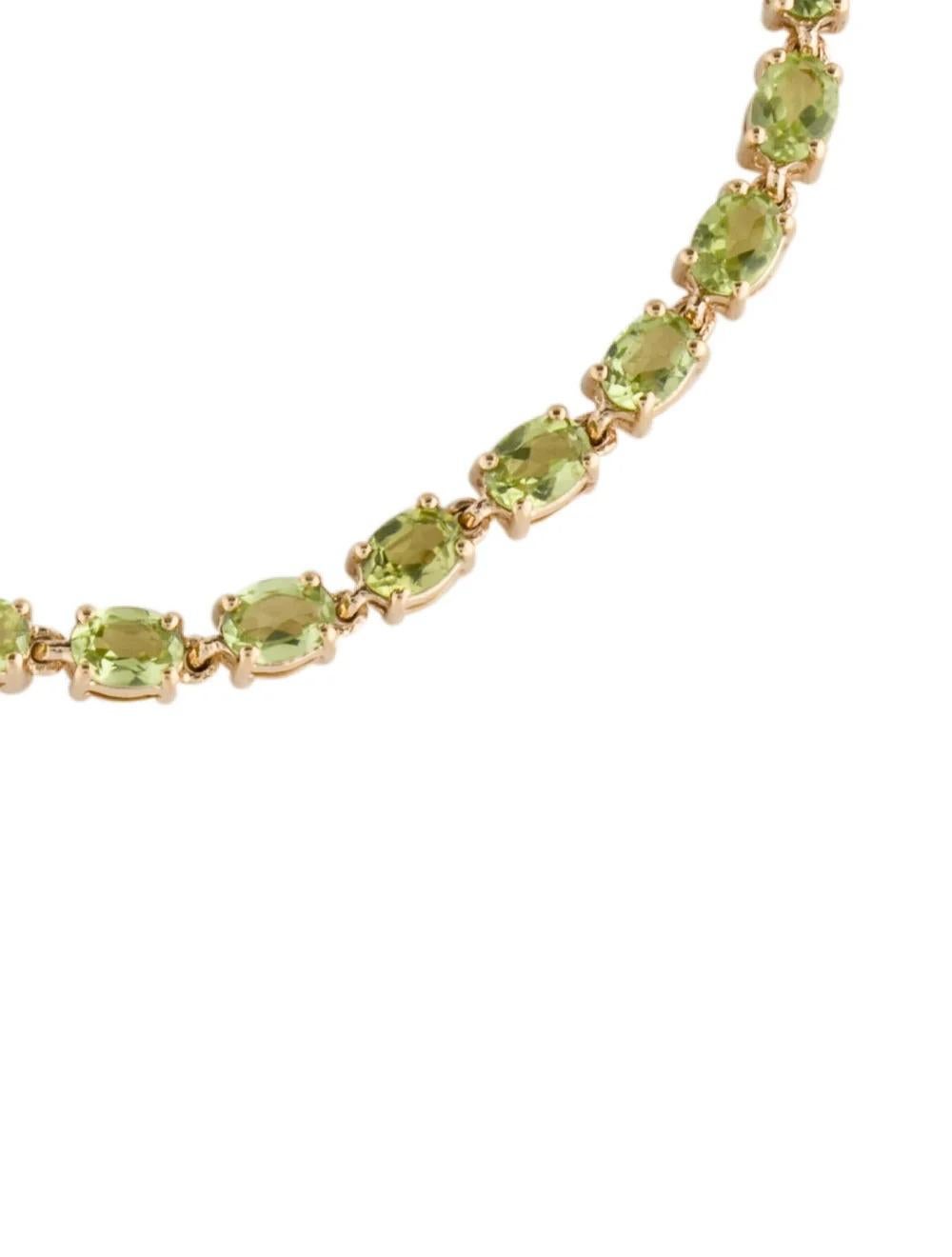 Exquisite 14K Peridot Link Bracelet - Elegant Design, Vibrant Green Gemstones In New Condition For Sale In Holtsville, NY