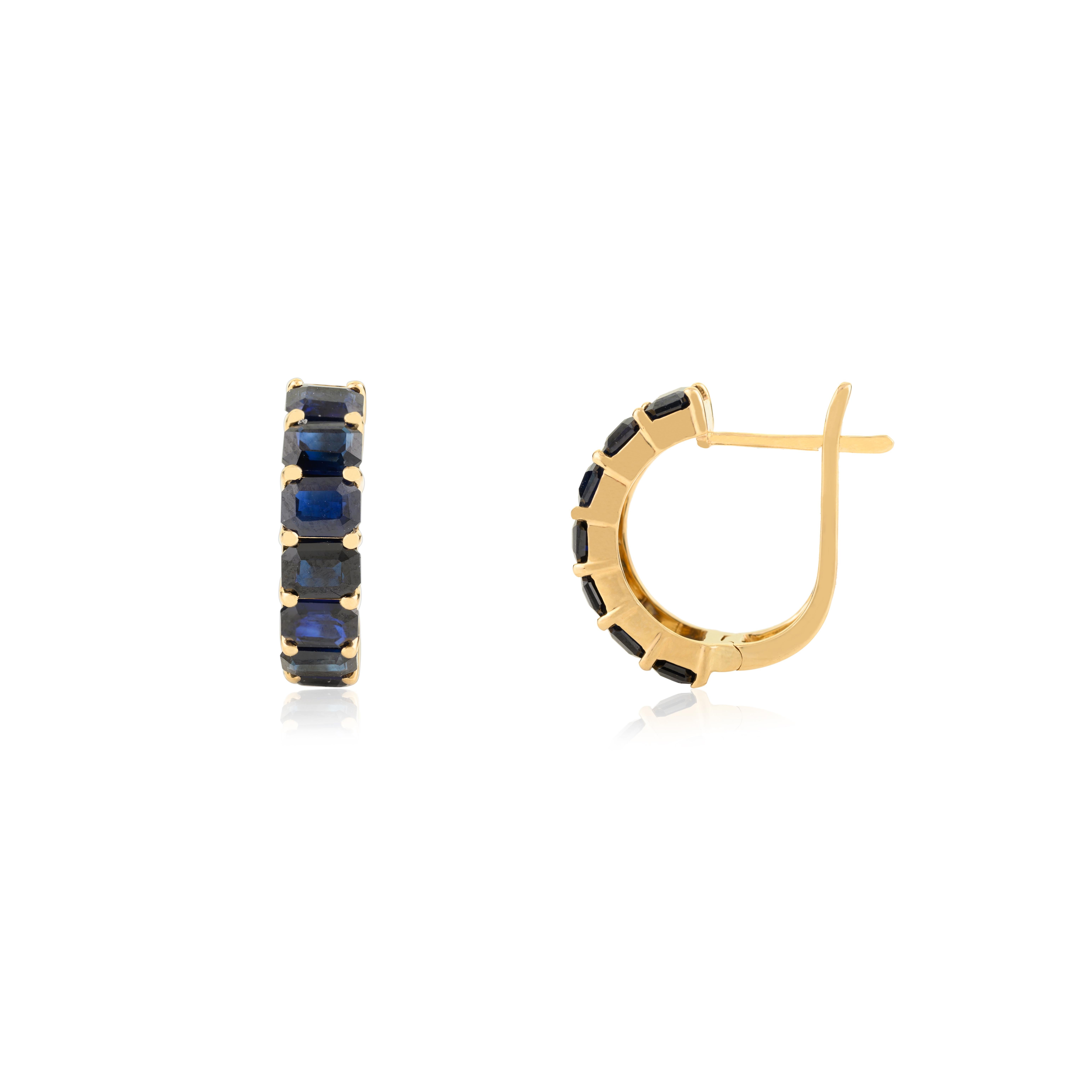 Modernista Squisiti orecchini a cerchio in oro giallo massiccio 14K con zaffiro blu e chiusura a leva in vendita
