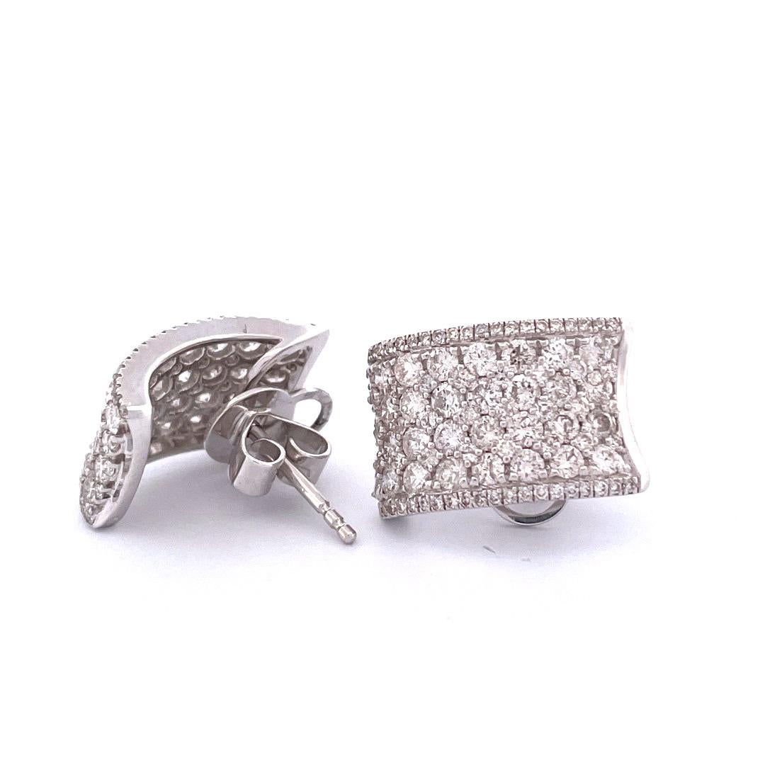 Concediti il massimo del lusso con i nostri orecchini con diamanti in oro bianco 14K. Questa splendida coppia presenta un'incredibile collezione di 206 diamanti rotondi, per un totale di ben 2,89 carati. I diamanti scintillano e danzano ad ogni
