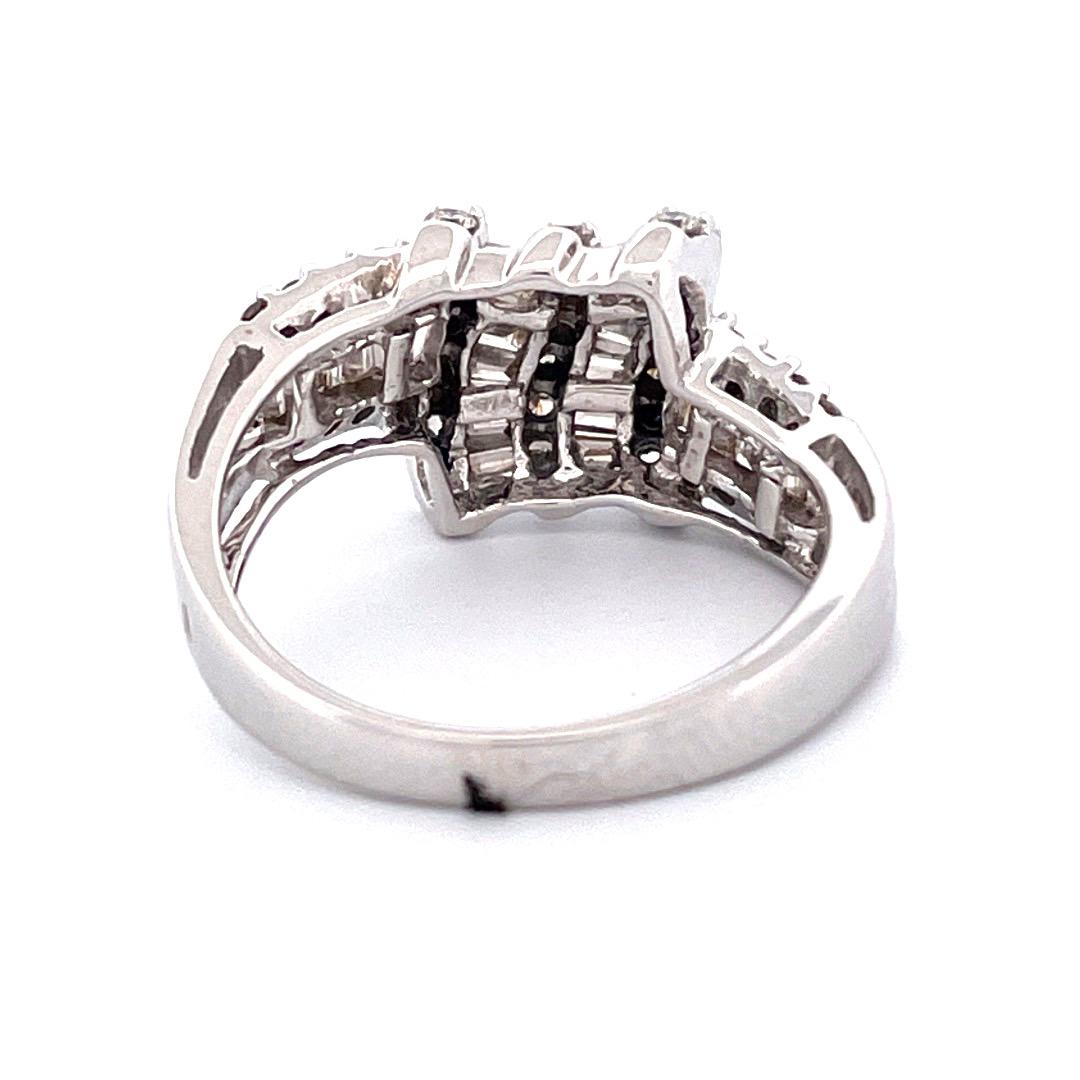 Exquisite 14k White Gold Diamond Ring with Knot Pattern In New Condition For Sale In New York, NY