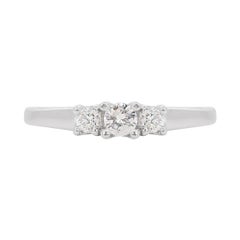 Exquise bague en or blanc 14 carats avec 3 diamants naturels de 0,22 carat
