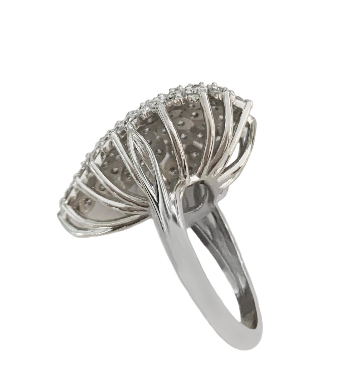 Exquisite 14k White Gold Ring with Diamonds In New Condition For Sale In New York, NY