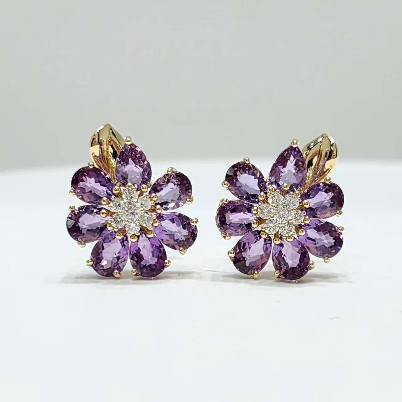 Sboccia in un'eleganza regale con i nostri orecchini con fiore di ametista in oro giallo 14K, una fantasia floreale che mostra 5,58 carati di vibranti petali di ametista viola con taglio a pera in una bellezza lussureggiante e sfaccettata. Ogni