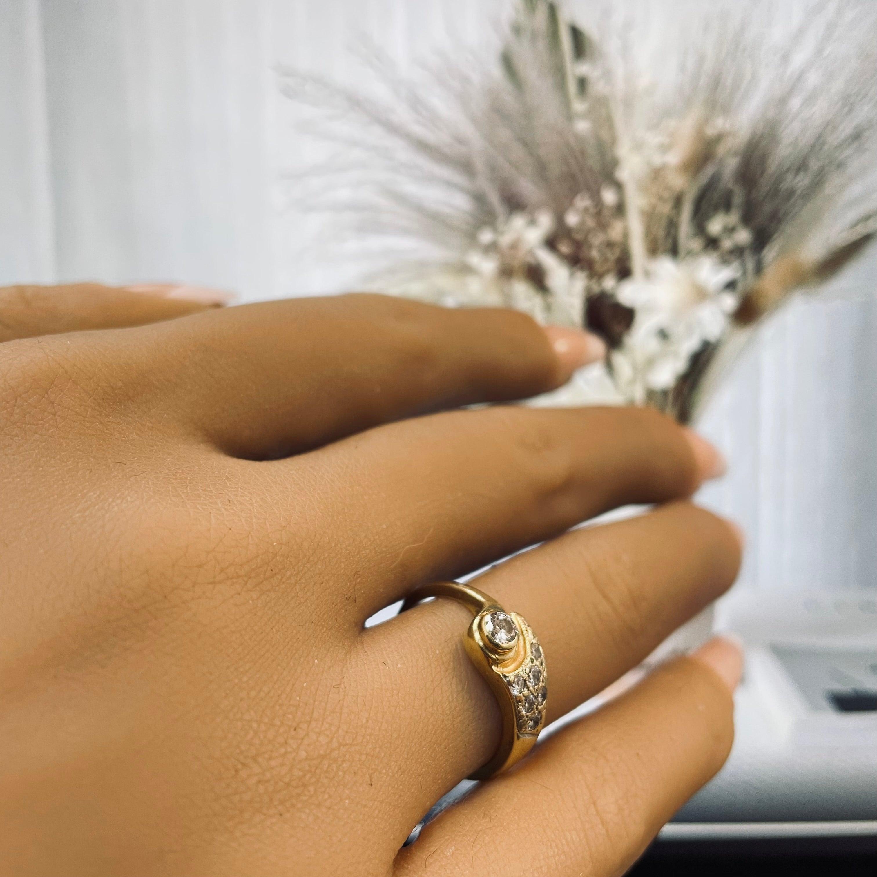 Round Cut Exquisite 14k Yellow Gold and Diamond Ring For Sale