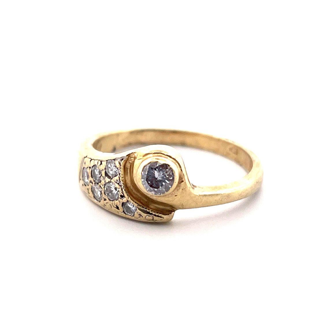 Exquisite 14k Yellow Gold and Diamond Ring In Good Condition For Sale In New York, NY