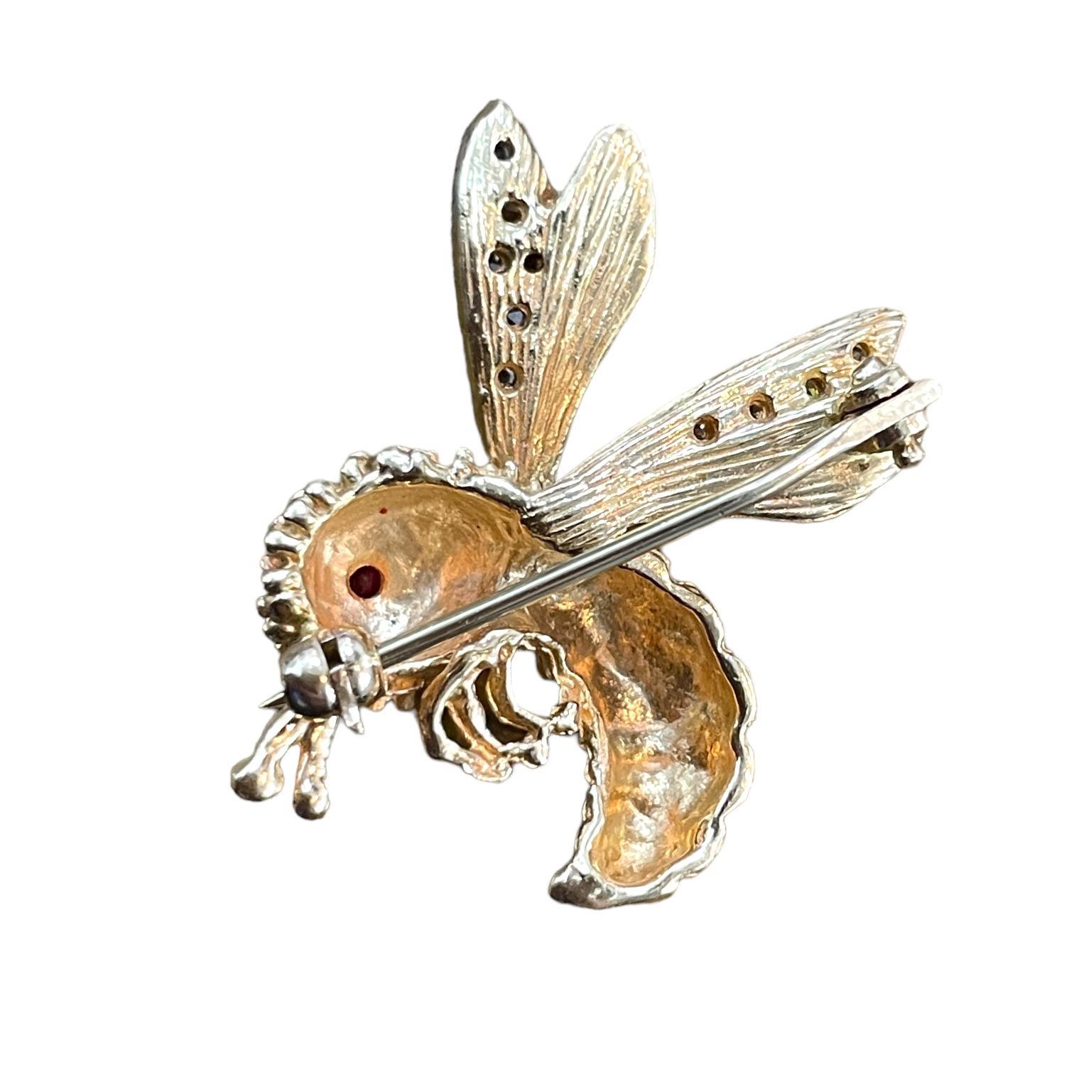 Exquisite 14K Yellow Gold Bumblebee Brooch with Ruby Eye and Natural Diamonds In Excellent Condition For Sale In New York, NY