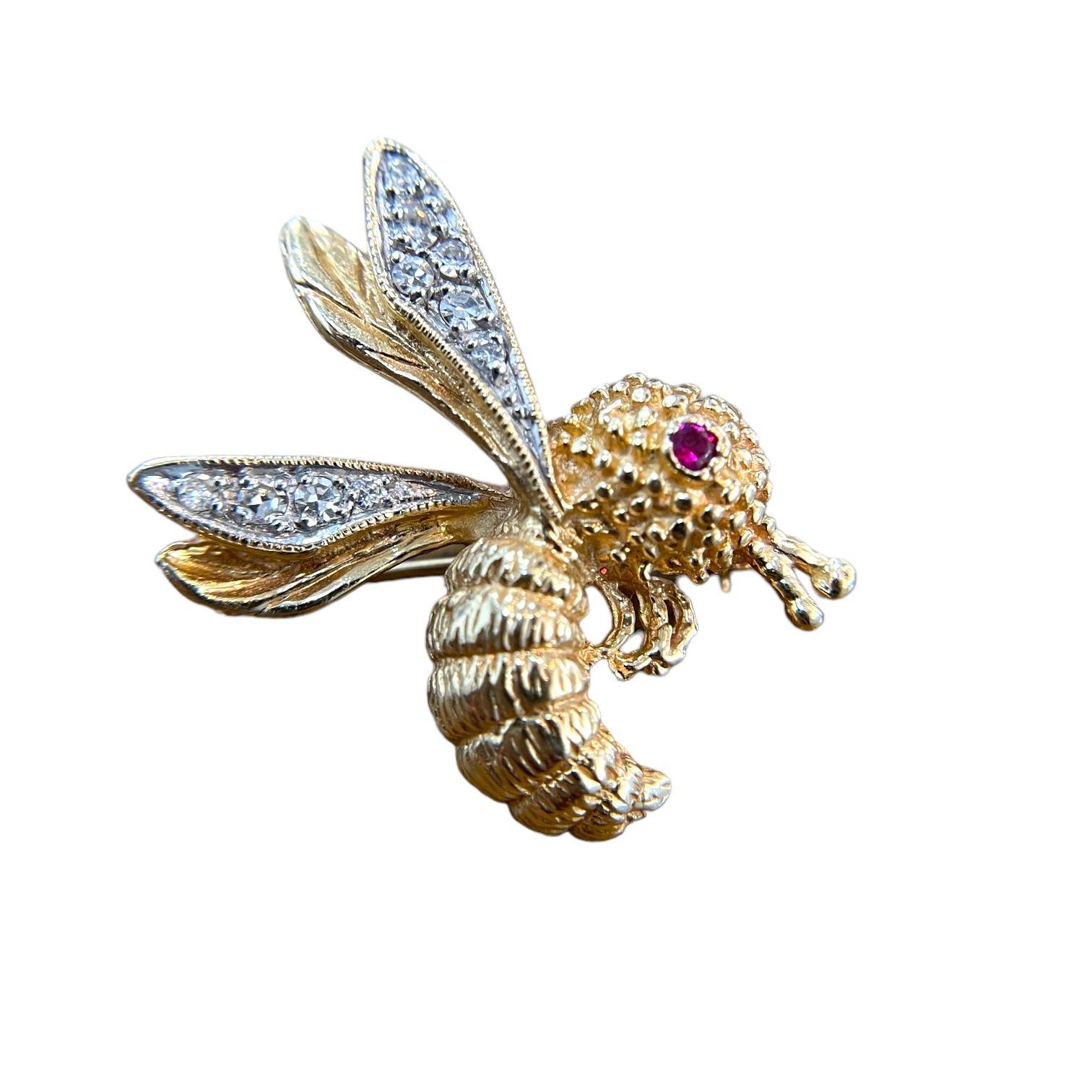 Women's or Men's Exquisite 14K Yellow Gold Bumblebee Brooch with Ruby Eye and Natural Diamonds For Sale