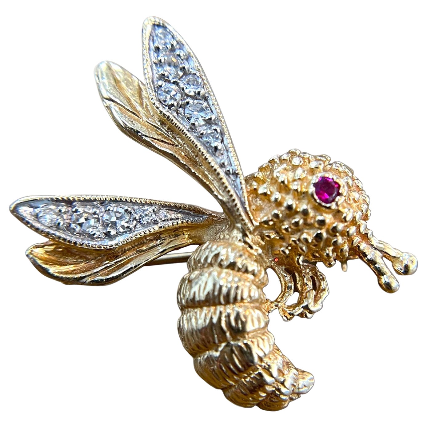 Exquisito Broche Abejorro de Oro Amarillo de 14 K con Ojo de Rubí y Diamantes Naturales