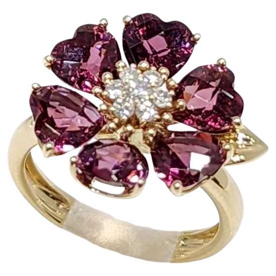 Découvrez l'élégance intemporelle de cette superbe bague à fleur de grenat en or jaune 14 carats, un chef-d'œuvre de bijouterie de luxe d'inspiration vintage sur 1stDibs. Fabriqués avec six grenats en forme de cœur totalisant 5,71 carats, leur
