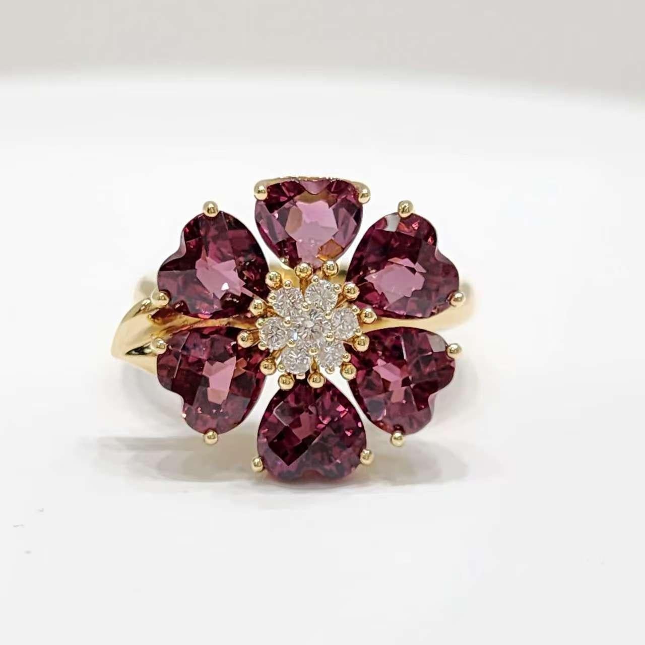 Art déco Bague exquise en or jaune 14K à fleur de grenat avec diamants en vente