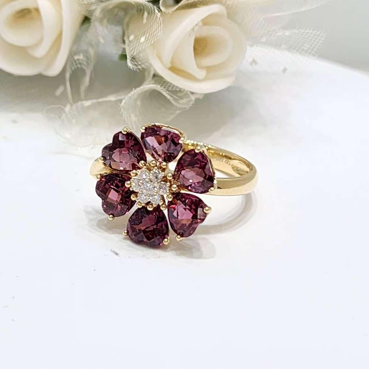Taille cœur Bague exquise en or jaune 14K à fleur de grenat avec diamants en vente