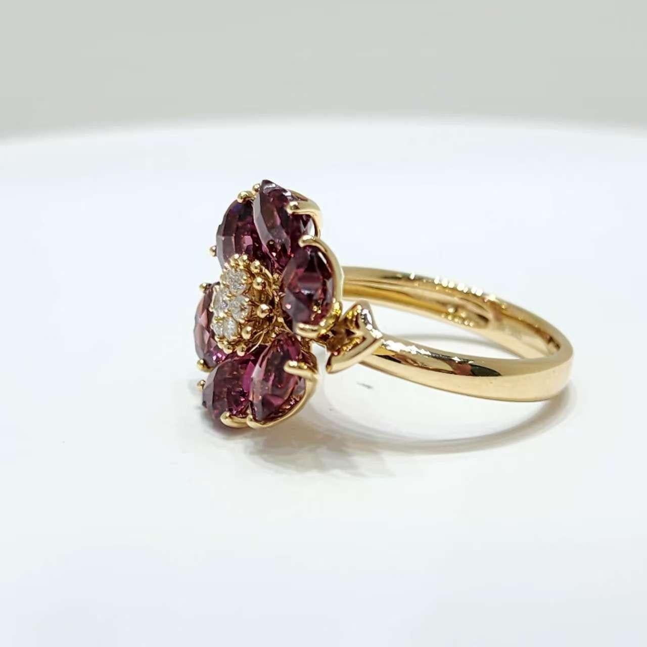 Bague exquise en or jaune 14K à fleur de grenat avec diamants Neuf - En vente à Hong Kong, HK