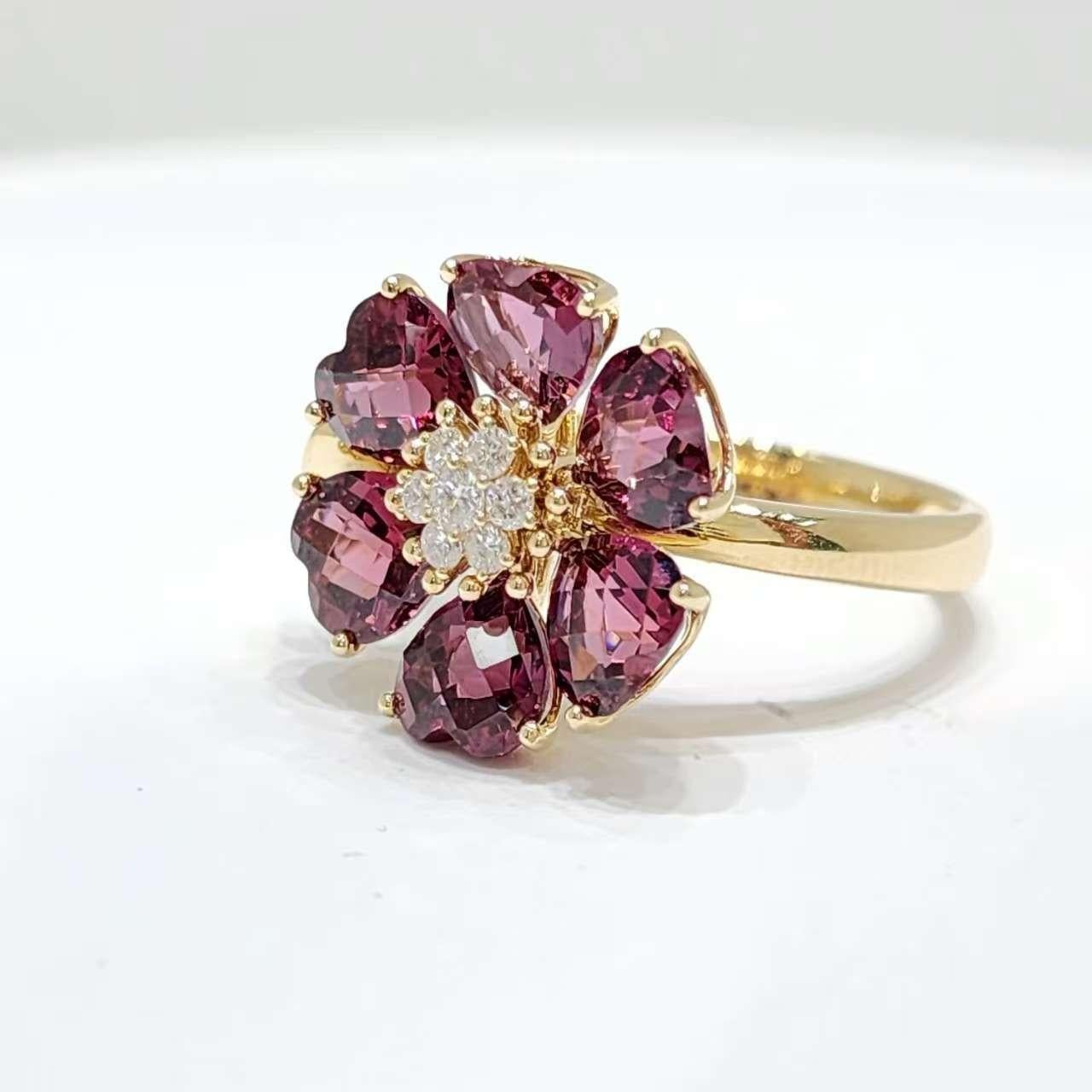 Bague exquise en or jaune 14K à fleur de grenat avec diamants Pour femmes en vente