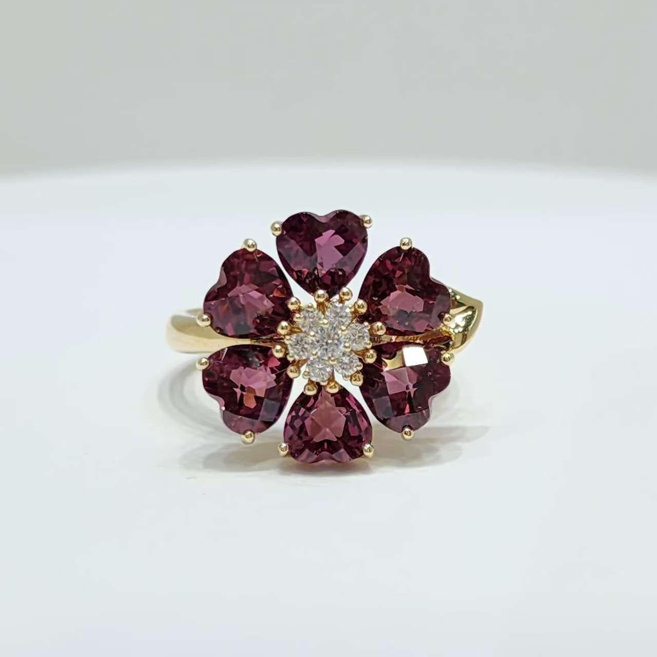 Bague exquise en or jaune 14K à fleur de grenat avec diamants en vente 1