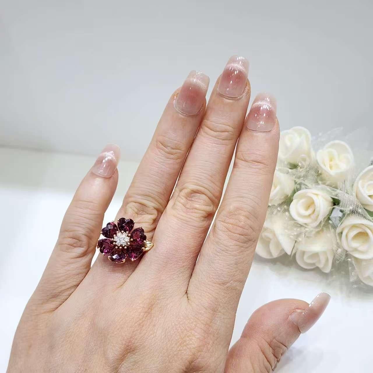 Bague exquise en or jaune 14K à fleur de grenat avec diamants en vente 2