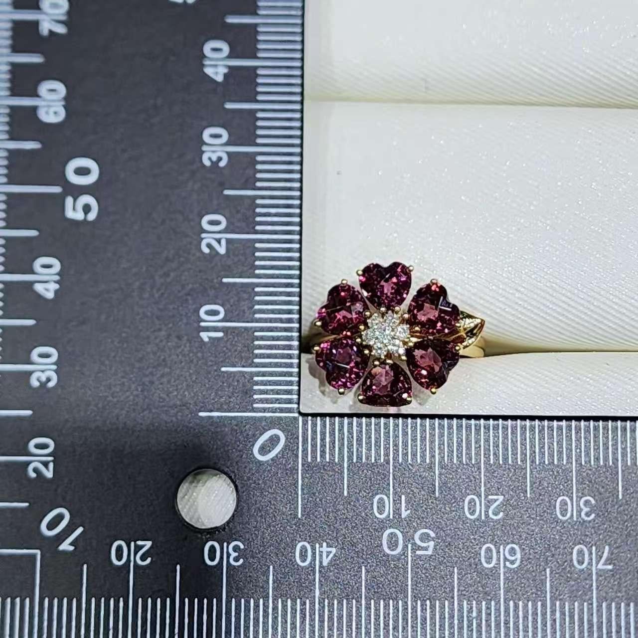 Bague exquise en or jaune 14K à fleur de grenat avec diamants en vente 3