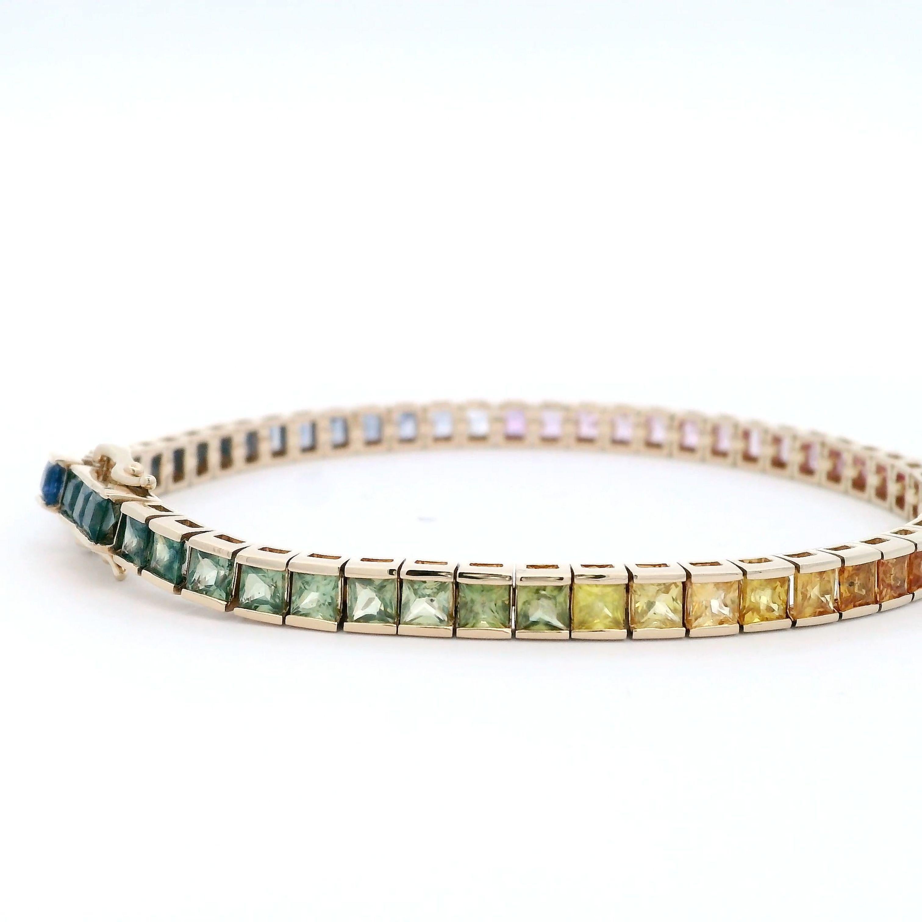 Bracelet exquis en or jaune 14 carats avec saphirs multicolores

Laissez-vous séduire par l'élégance vibrante de notre bracelet en saphir multicolore en or 14 carats, un chef-d'œuvre qui allie parfaitement luxe et couleur. Cette superbe pièce pèse
