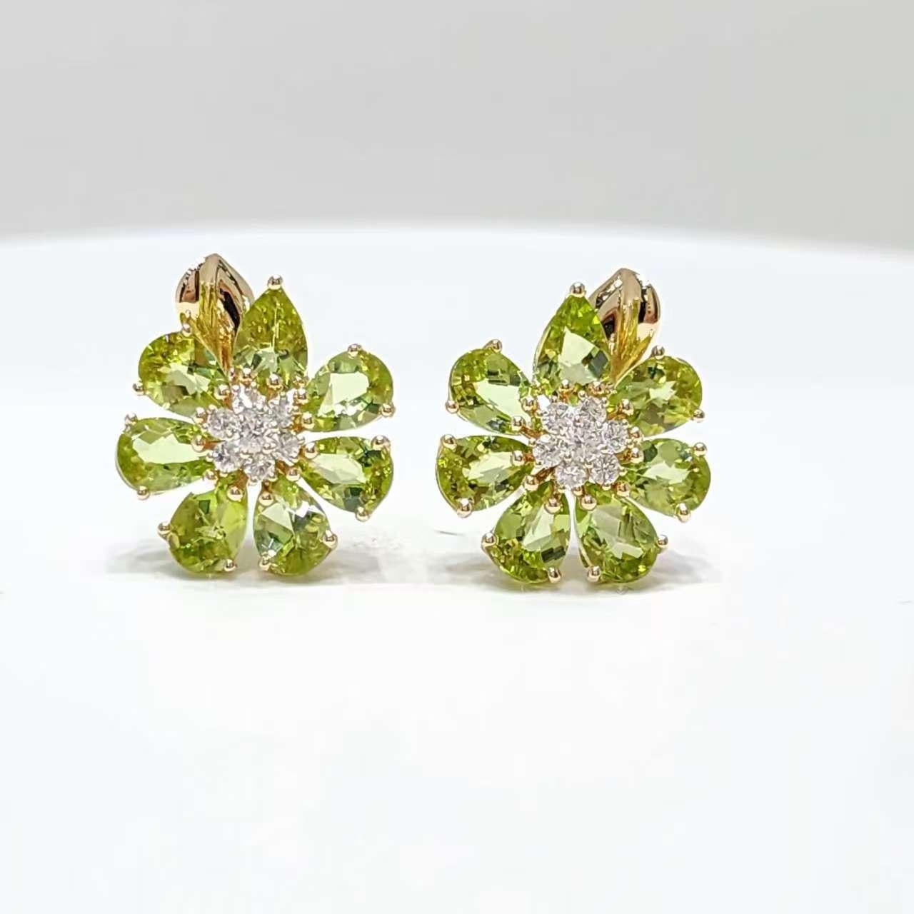 Risveglia il tuo stile con i nostri orecchini a fiore di peridoto in oro giallo 14K, una delizia verdeggiante che sboccia con 6,02 carati di gemme di peridoto a forma di pera in radiose tonalità lime, catturando l'essenza dei prati estivi. Ogni