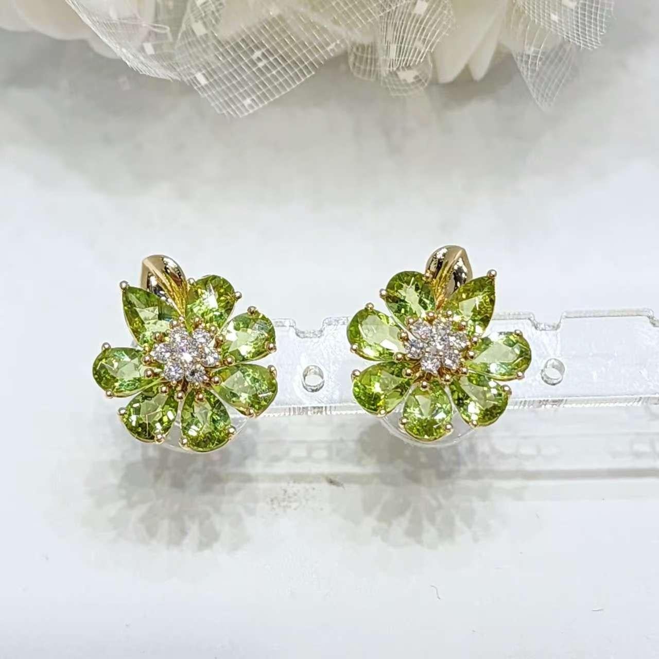 Art Déco Squisiti orecchini a fiore di peridoto in oro giallo 14 carati con diamanti in vendita