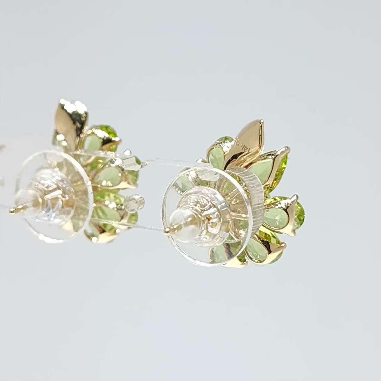 Taglio a goccia Squisiti orecchini a fiore di peridoto in oro giallo 14 carati con diamanti in vendita