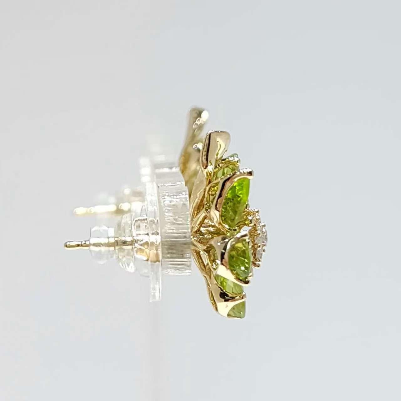 Squisiti orecchini a fiore di peridoto in oro giallo 14 carati con diamanti In condizioni Nuovo in vendita a Hong Kong, HK