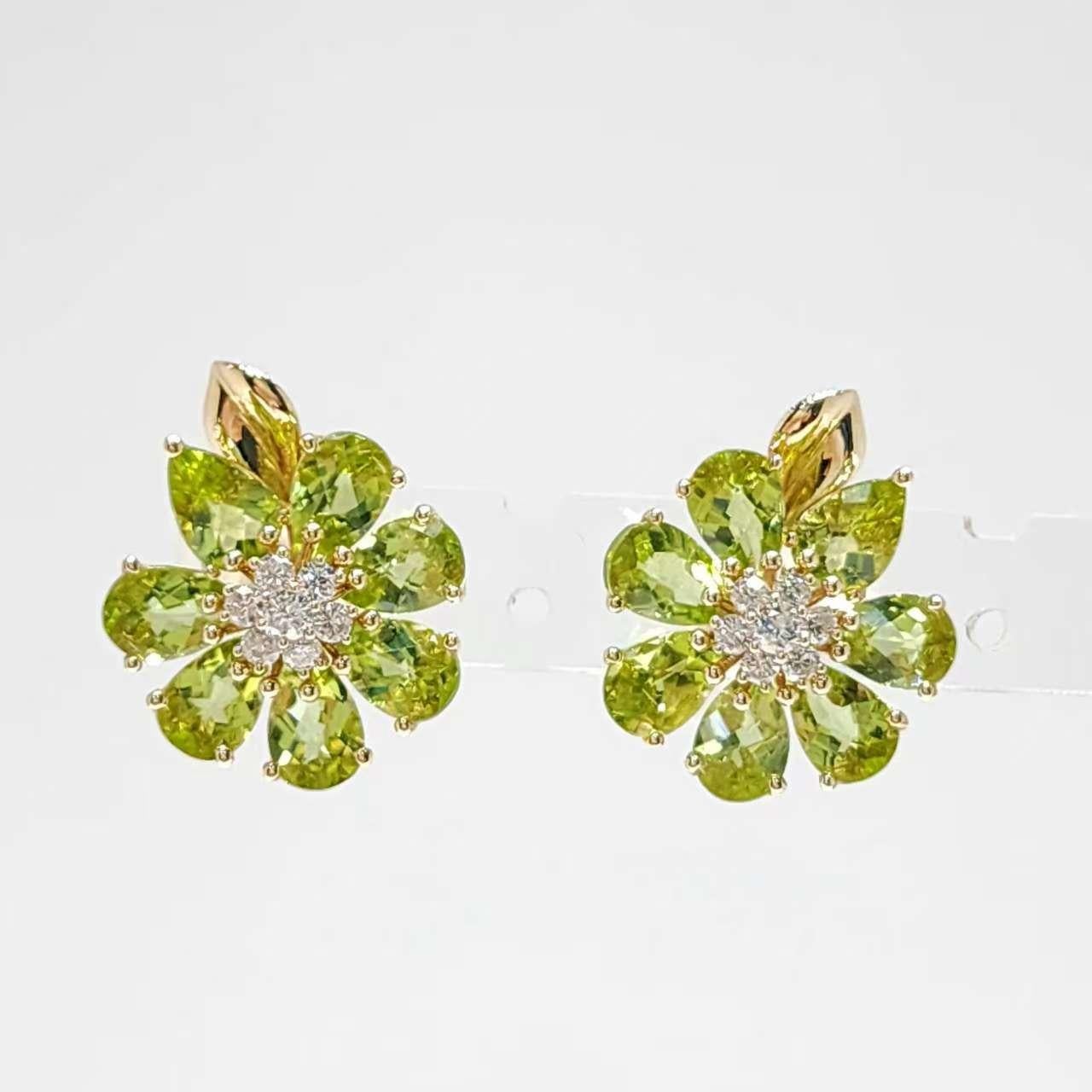 Donna Squisiti orecchini a fiore di peridoto in oro giallo 14 carati con diamanti in vendita