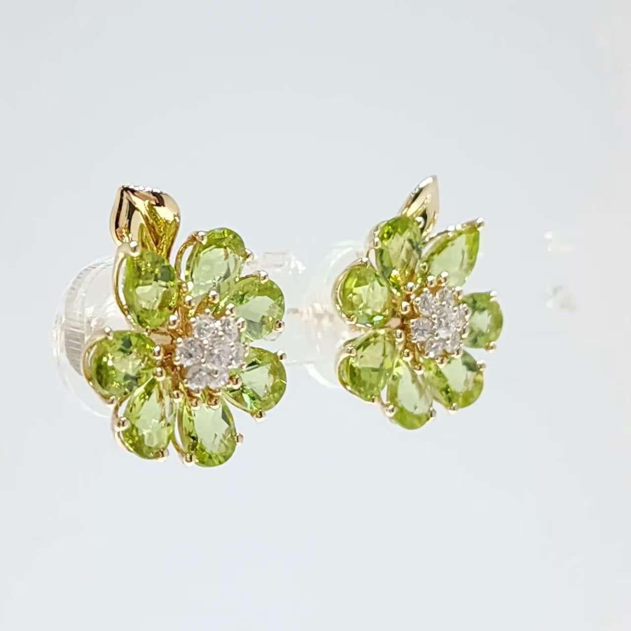 Squisiti orecchini a fiore di peridoto in oro giallo 14 carati con diamanti in vendita 1