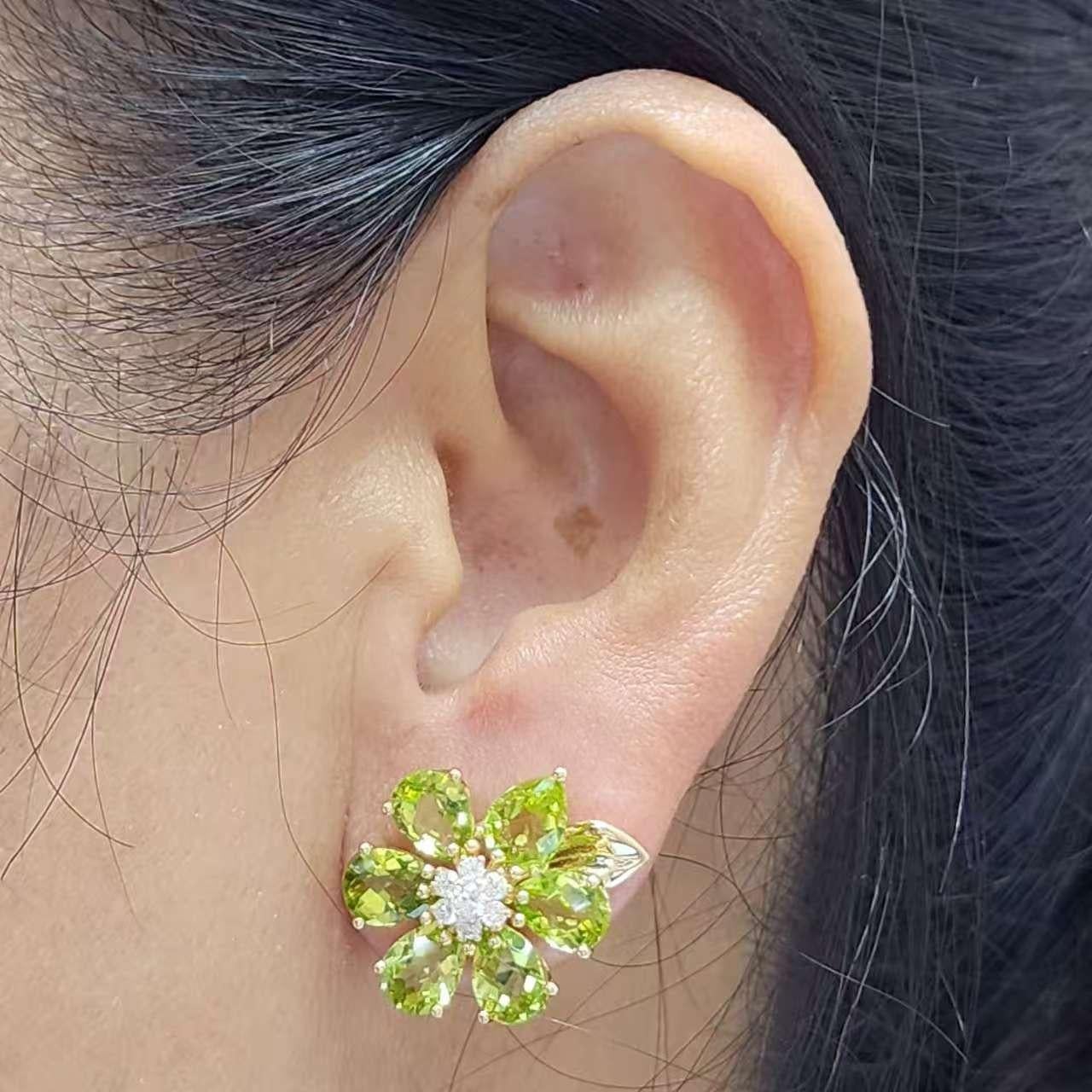 Squisiti orecchini a fiore di peridoto in oro giallo 14 carati con diamanti in vendita 2