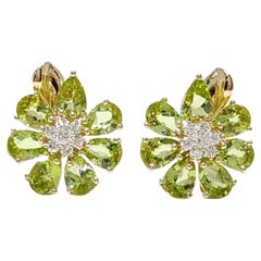 Squisiti orecchini a fiore di peridoto in oro giallo 14 carati con diamanti