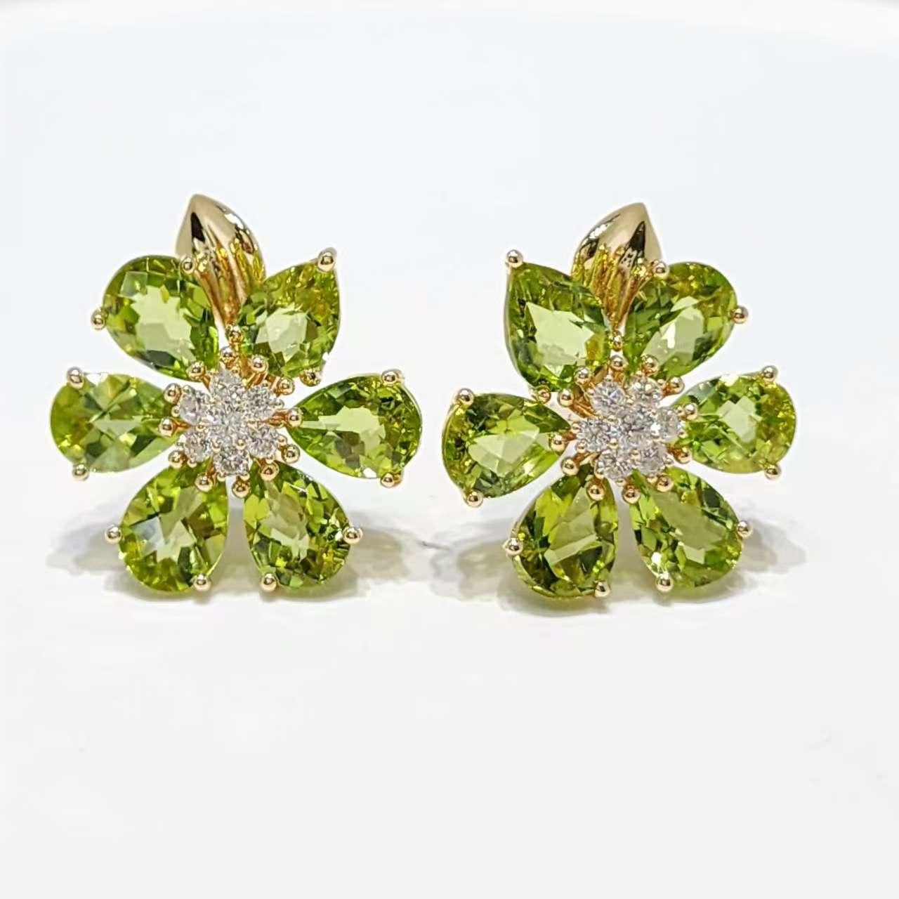 Boucles d
oreilles exquises en or jaune 14K avec fleurs de péridot et diamants
