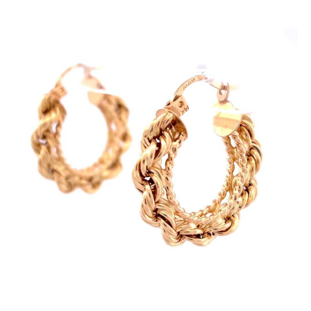 Exquisite 14k Gelbgold Seil-Ohrringe

Erhöhen Sie Ihren Stil mit diesen bezaubernden 14-karätigen Gelbgold-Reifenohrringen. Die Ohrringe verfügen über wunderschön geschnitzte Details, die Ihrem Look einen Hauch von kompliziertem Charme verleihen.