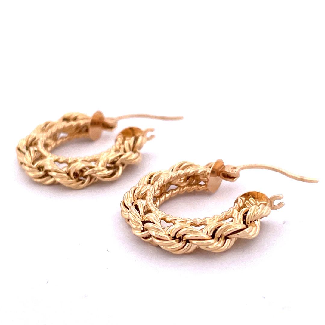Exquisite 14k Yellow Gold Rope Hoop Earrings In New Condition For Sale In New York, NY