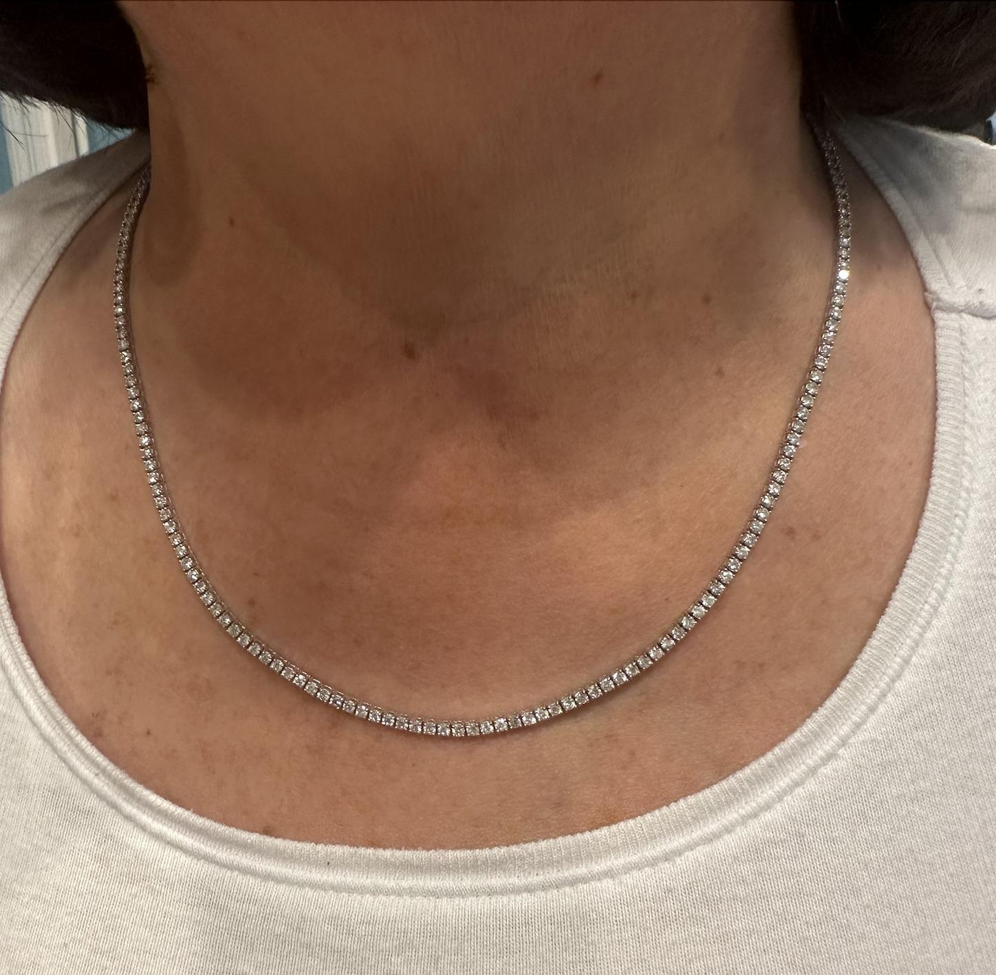 Découvrez une brillance inégalée avec ce superbe collier de tennis en or blanc 14kt à diamants, doté d'un impressionnant 9,00 carats de diamants de couleur GH et de pureté I1+. Fabriqué avec précision, chaque diamant est brillant, propre à l'œil et