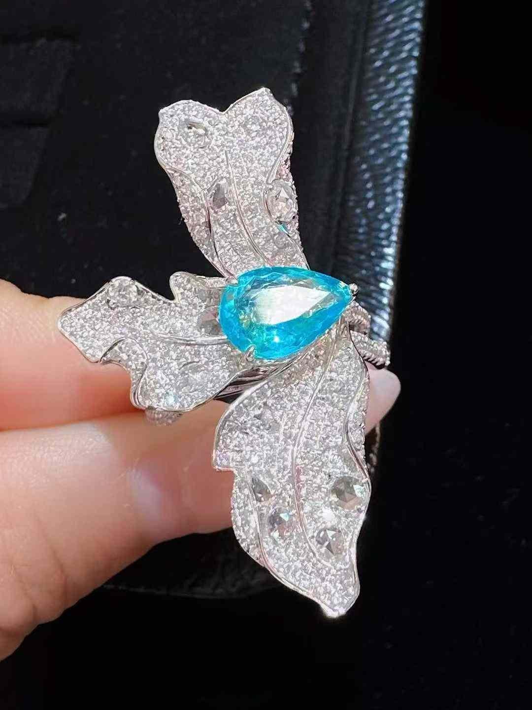 Exquisite 1.50 Carat Teardrop Paraiba Tourmaline & Diamond 18K Gold Ring For Sale 6