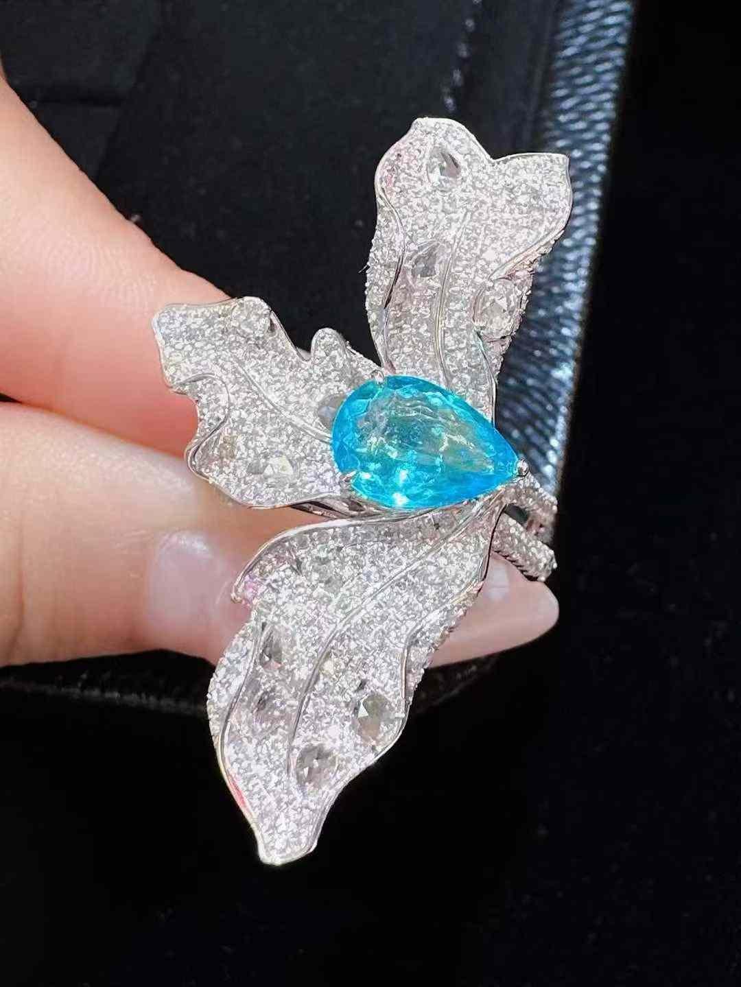 Contemporary Exquisite 1.50 Carat Teardrop Paraiba Tourmaline & Diamond 18K Gold Ring For Sale