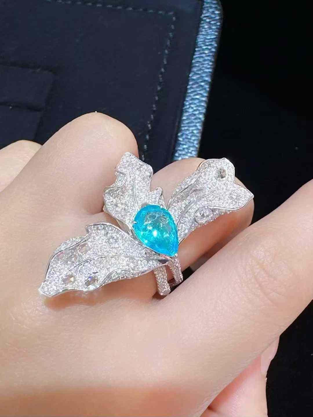 Exquisite 1.50 Carat Teardrop Paraiba Tourmaline & Diamond 18K Gold Ring In New Condition For Sale In Bucharest, Romania