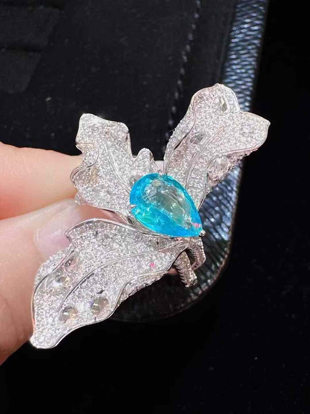 Women's Exquisite 1.50 Carat Teardrop Paraiba Tourmaline & Diamond 18K Gold Ring For Sale